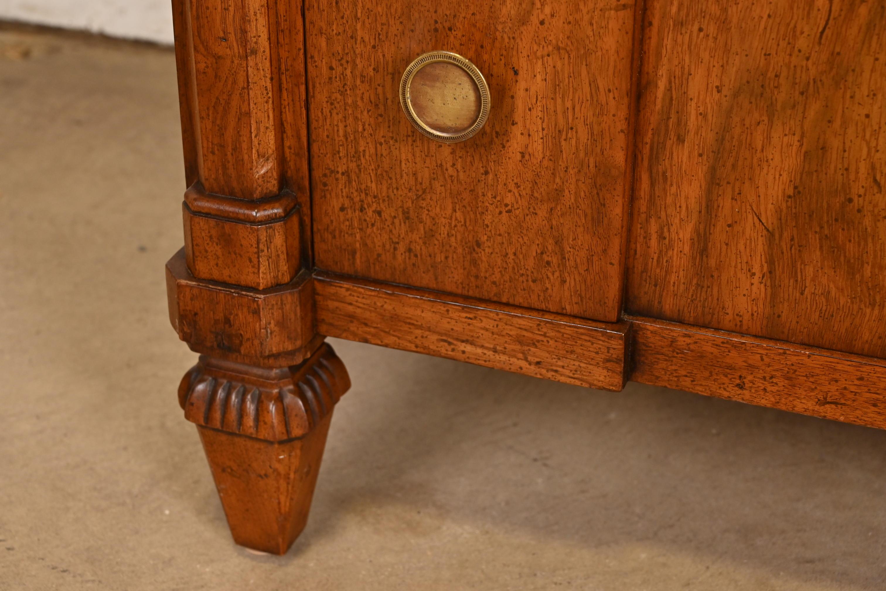 Französische Regency-Louis-XVI-Kommode aus Nussbaum mit Noppen von Mount Airy im Angebot 2