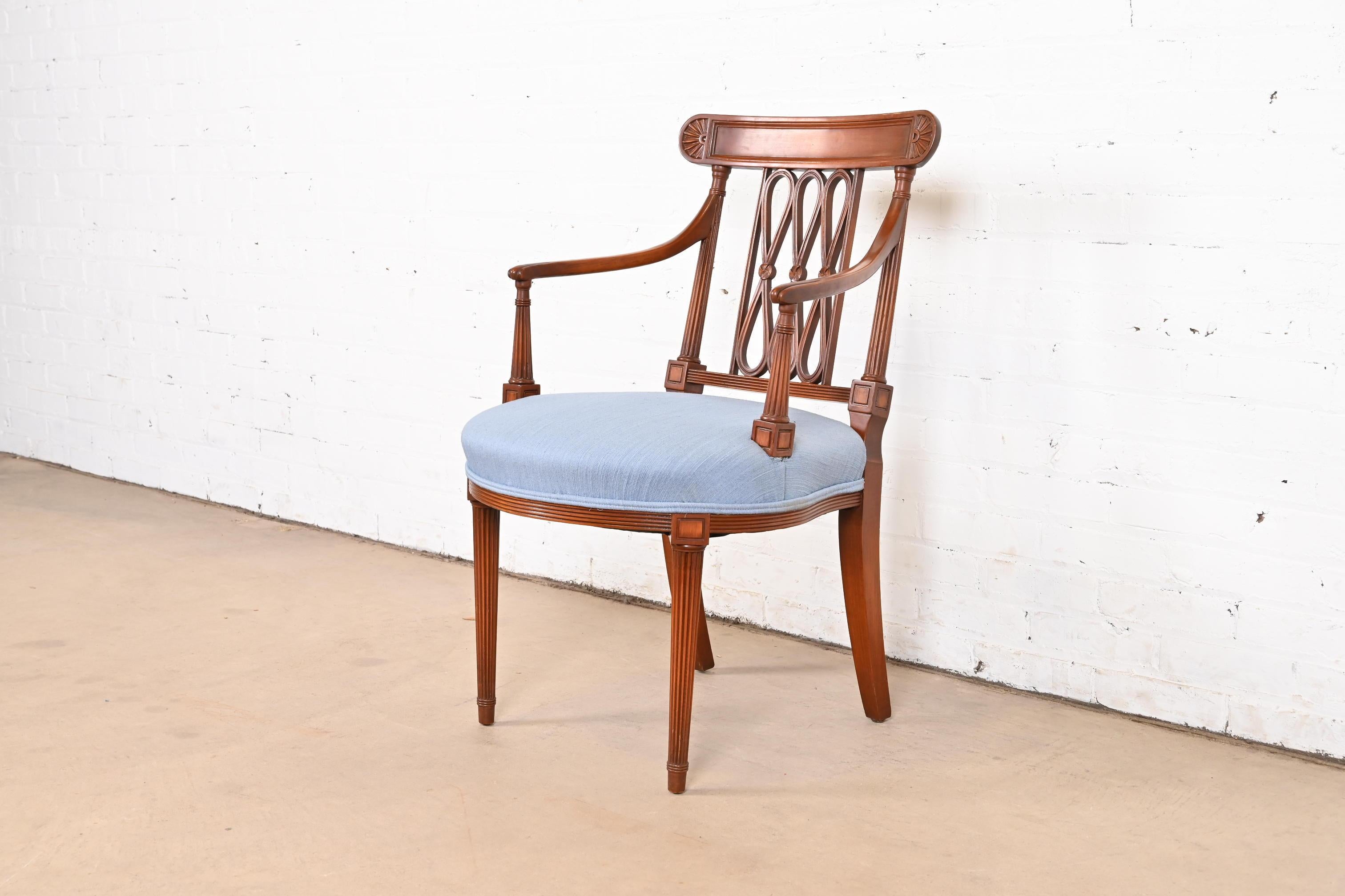 Französisch Regency Louis XVI geschnitzt Kirsche Holz Armchair oder Club Chair im Zustand „Gut“ im Angebot in South Bend, IN