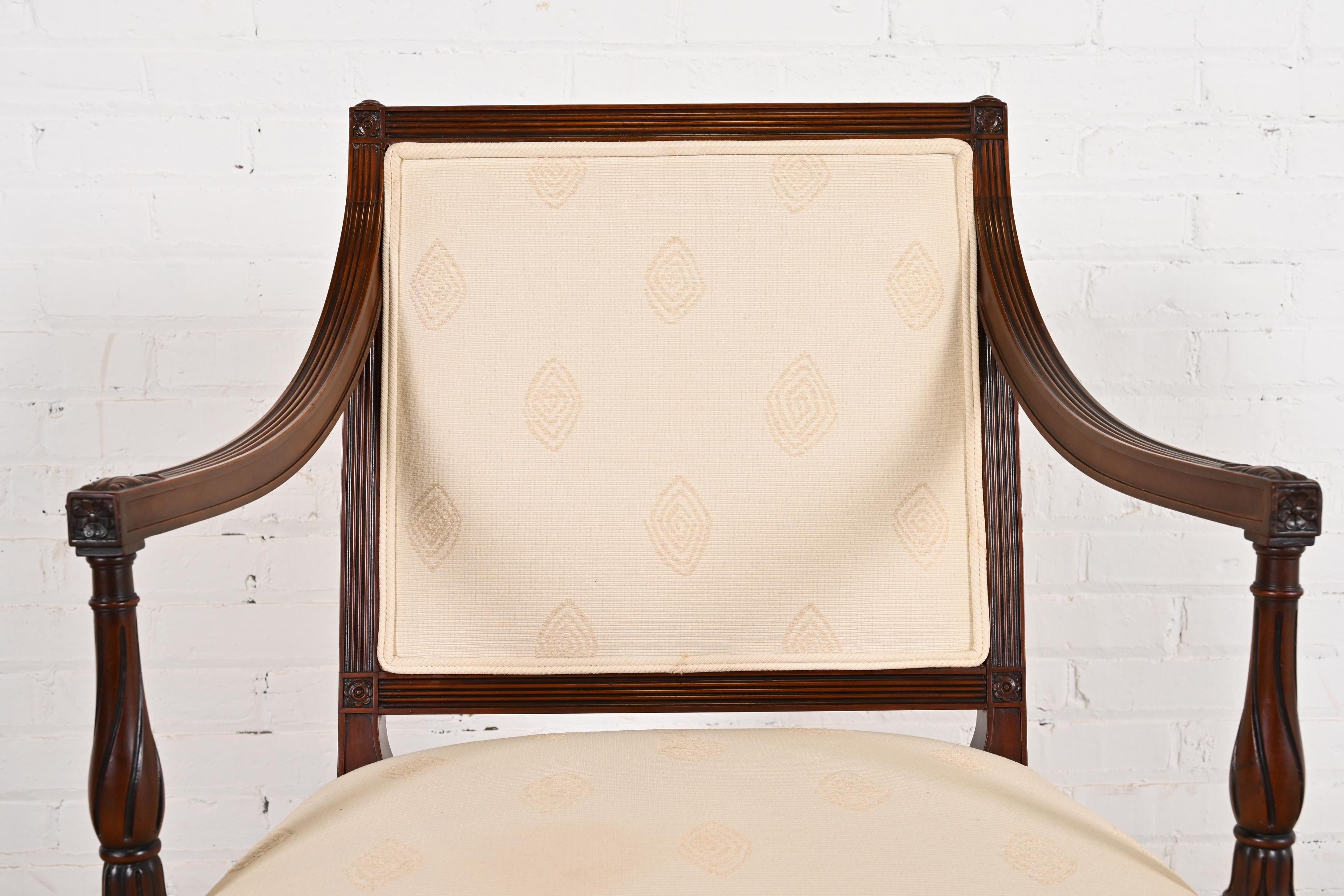 Französisch Regency Louis XVI geschnitzt Mahagoni Arm Stühle, Paar im Angebot 2