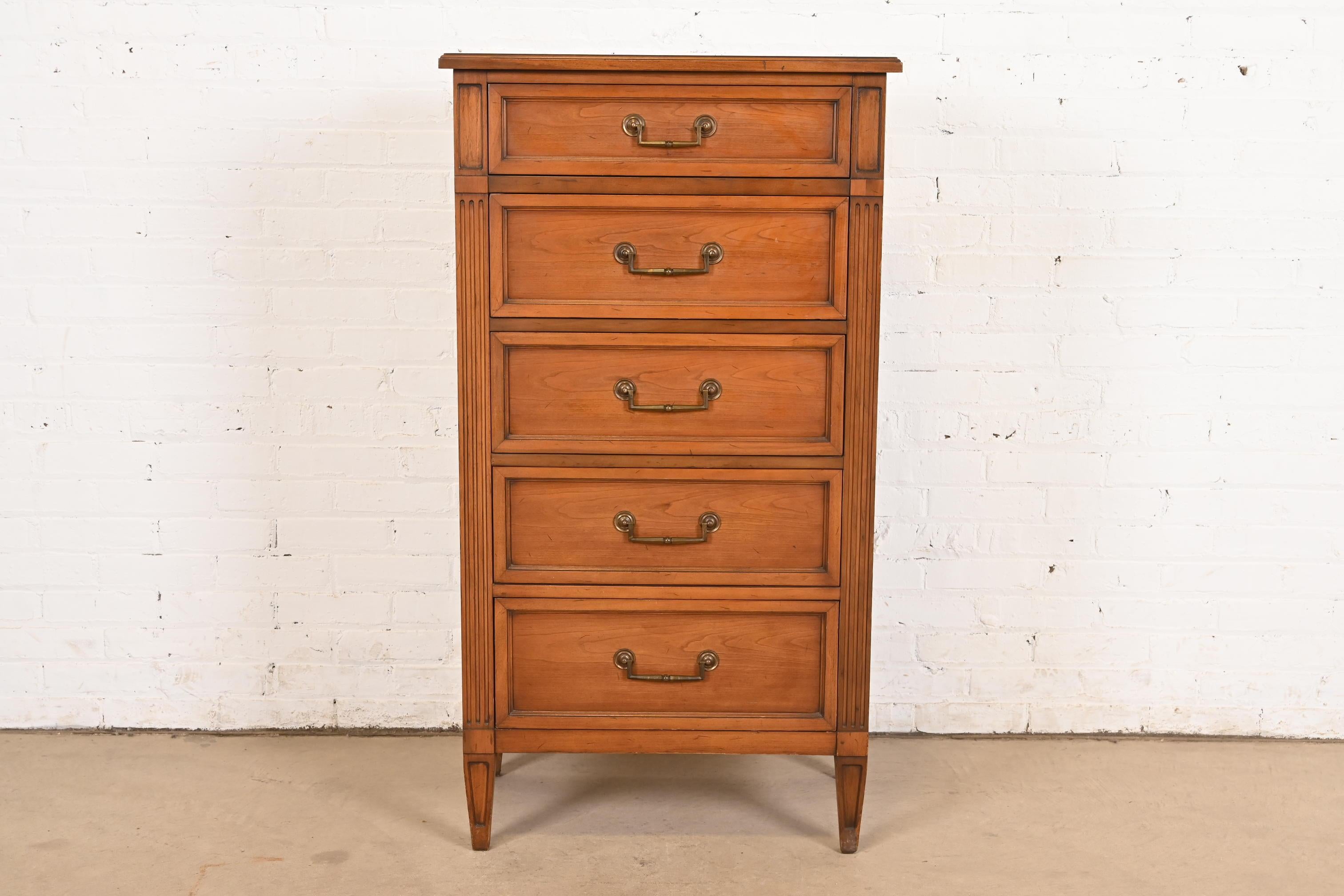 Uno splendido comò a cinque cassetti in stile Luigi XVI della Reggenza francese o cassettiera per lingerie

Di National Mount Airy Furniture Co.

USA, circa anni '1960

In legno di ciliegio intagliato, con ferramenta originale in ottone.

Misure: