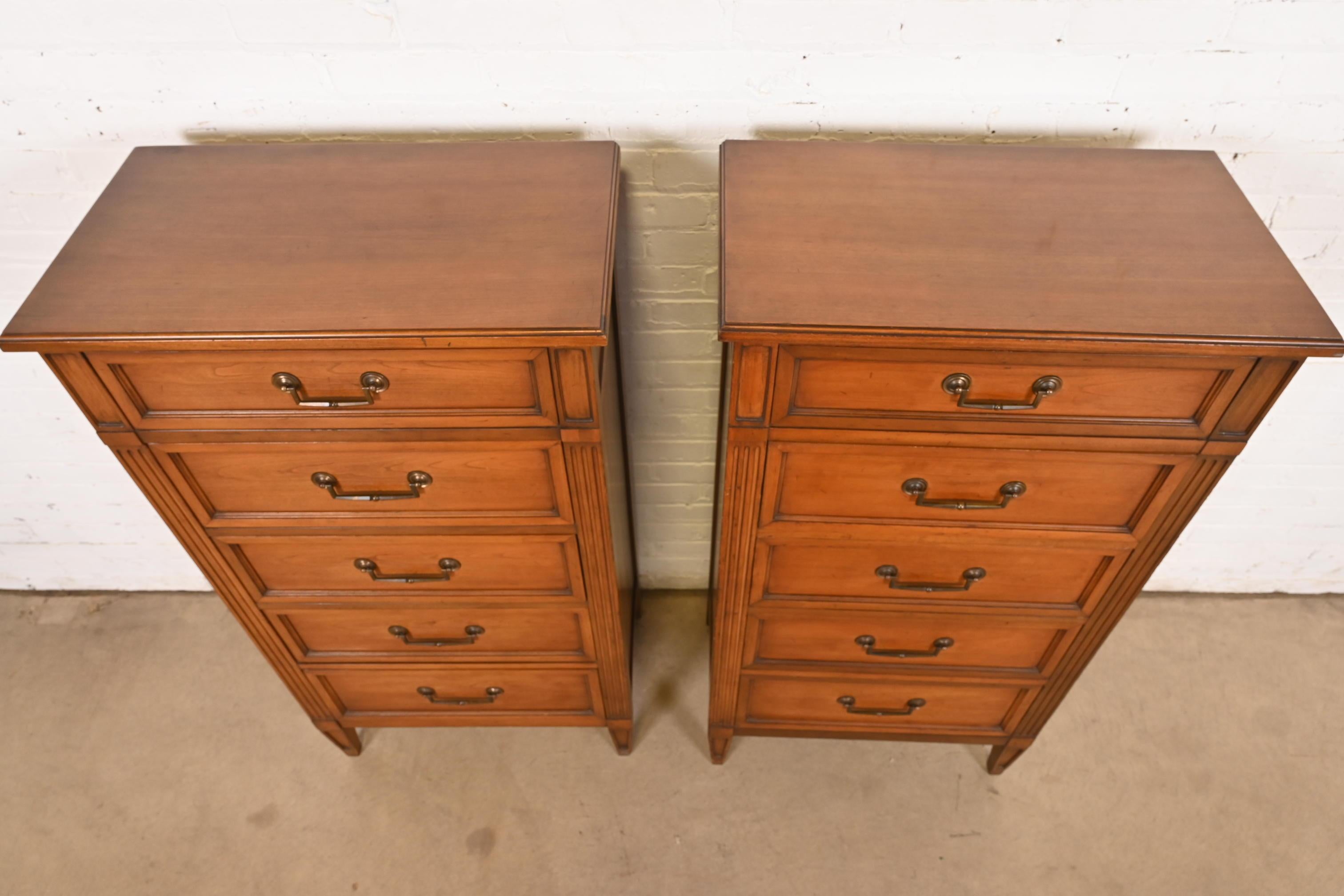 Paire de commodes à lingerie Louis XVI en cerisier de style Régence française par National Mt. Airy en vente 4