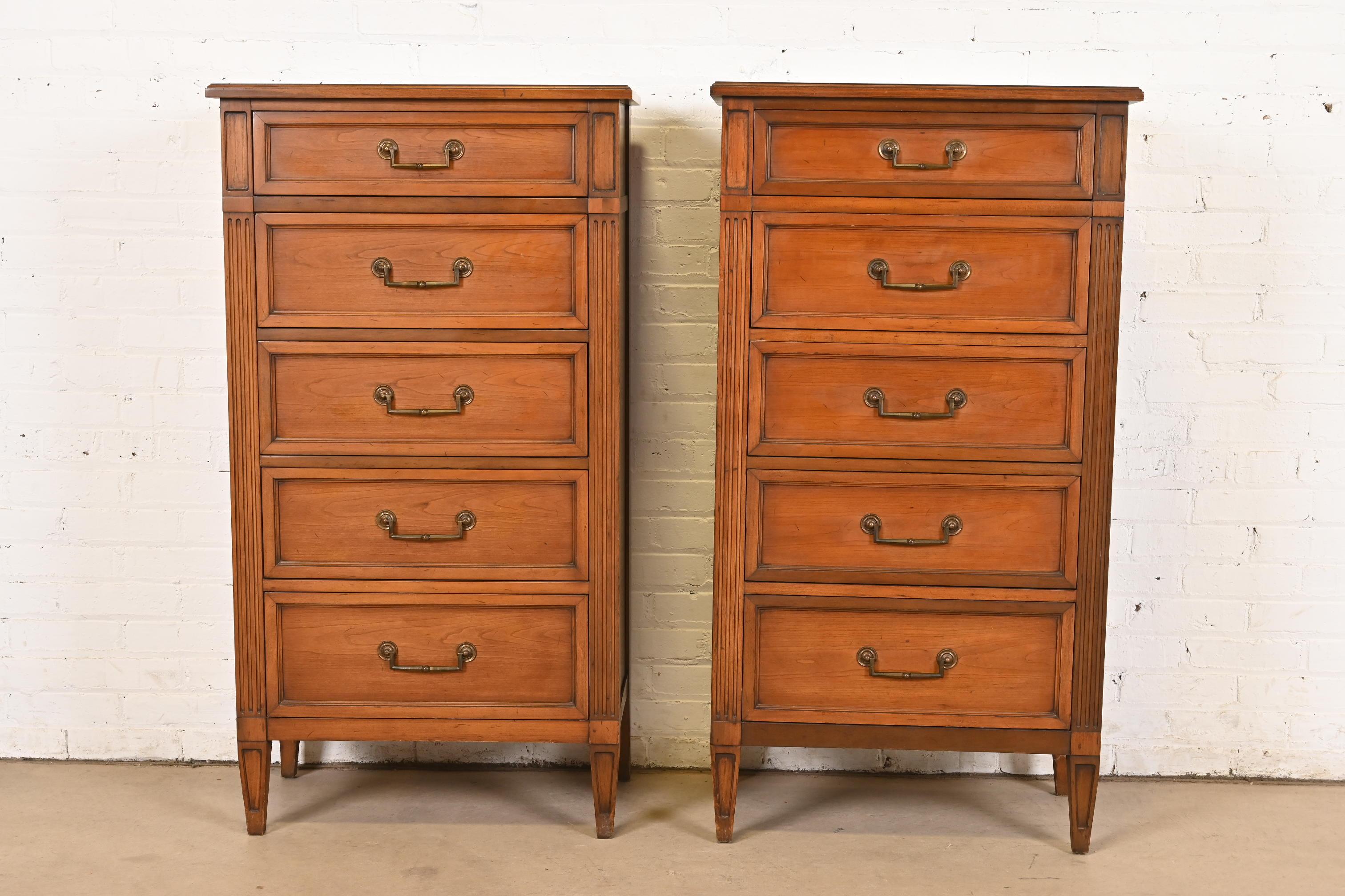Magnifique paire de commodes ou de coffres à lingerie à cinq tiroirs de style Louis XVI de la Régence française

Par National Mount Airy Furniture Co.

USA, Circa 1960

Bois de cerisier sculpté, avec quincaillerie en laiton d'origine.

Chacune