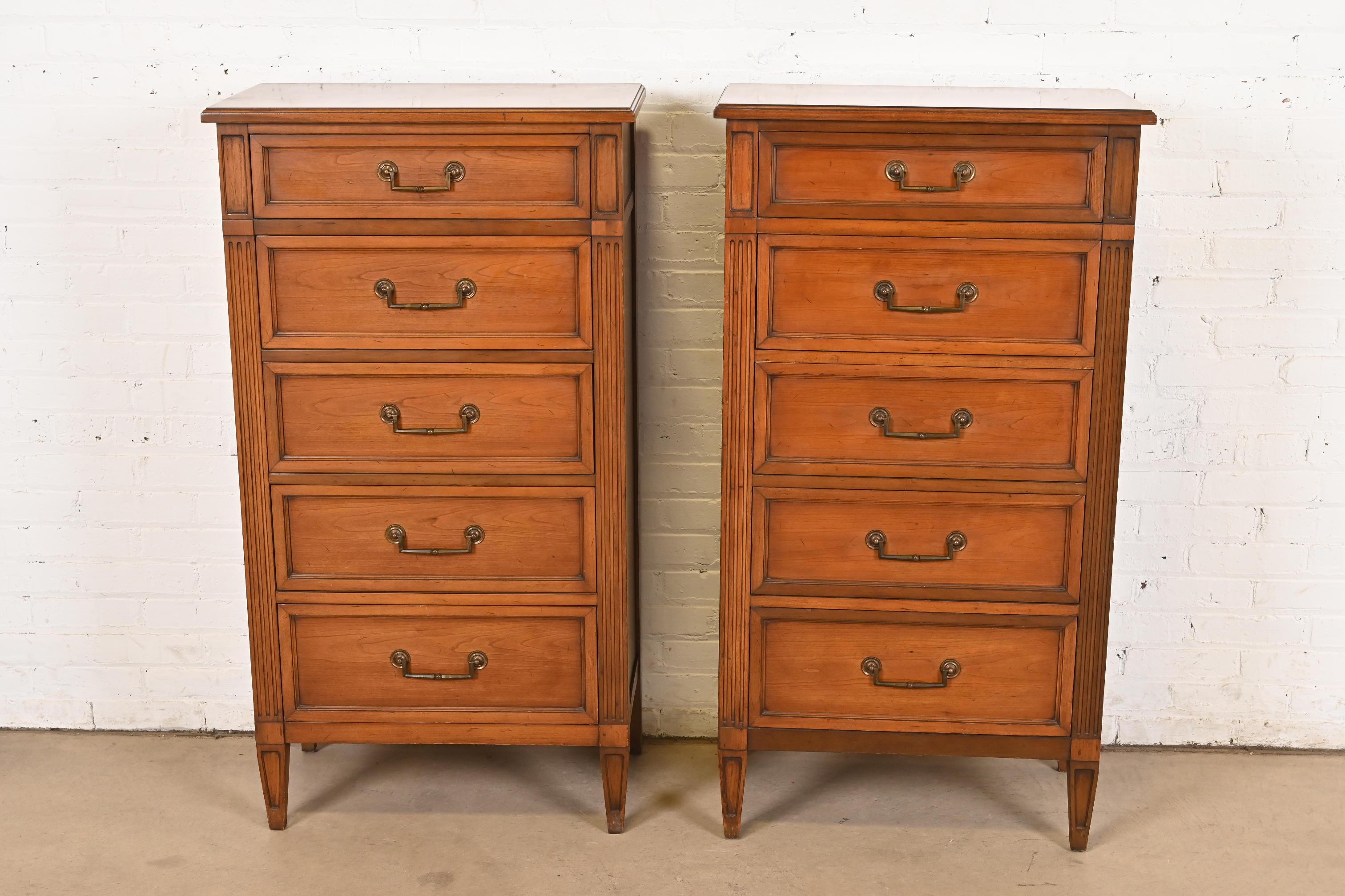 Américain Paire de commodes à lingerie Louis XVI en cerisier de style Régence française par National Mt. Airy en vente