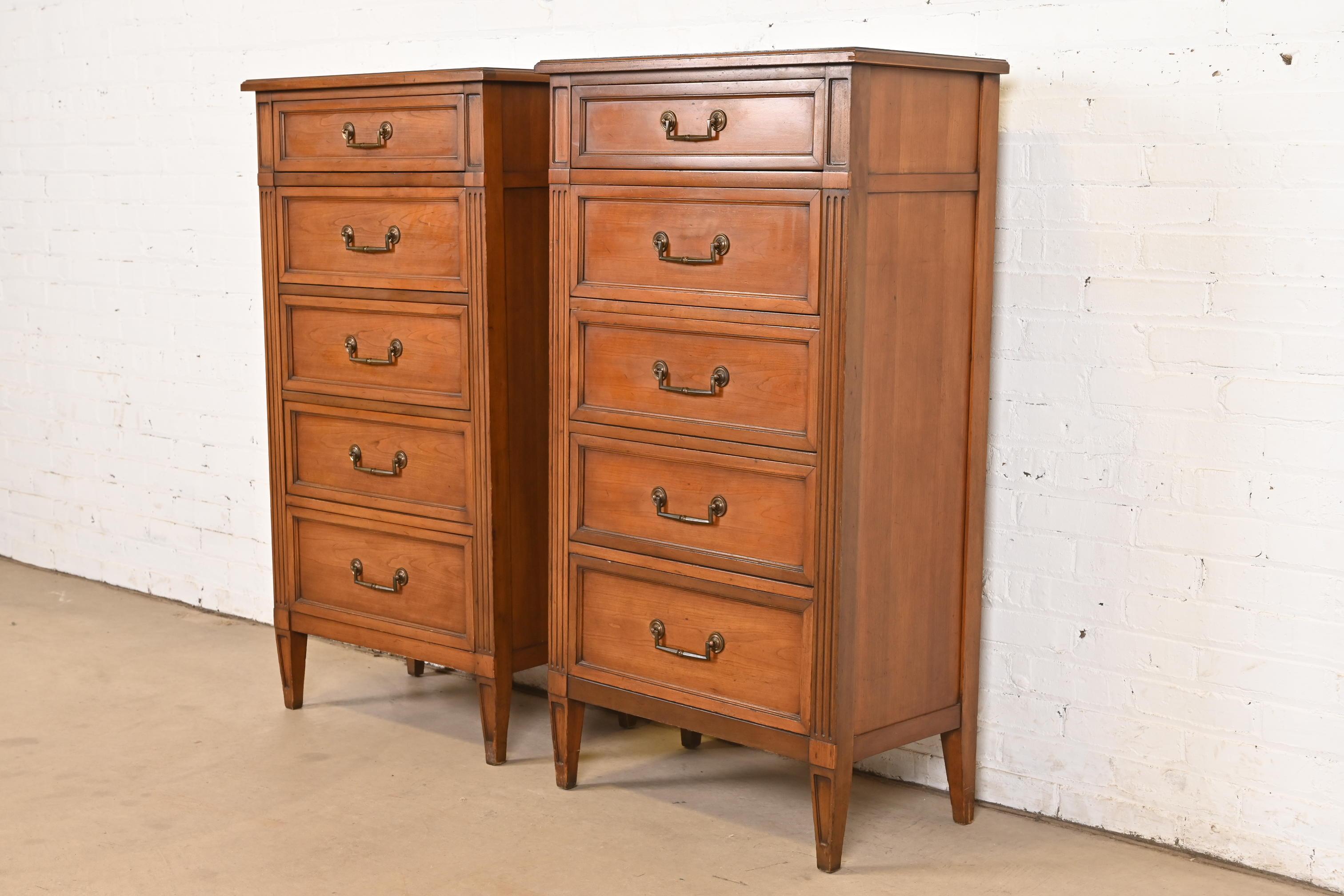 Paire de commodes à lingerie Louis XVI en cerisier de style Régence française par National Mt. Airy Bon état - En vente à South Bend, IN