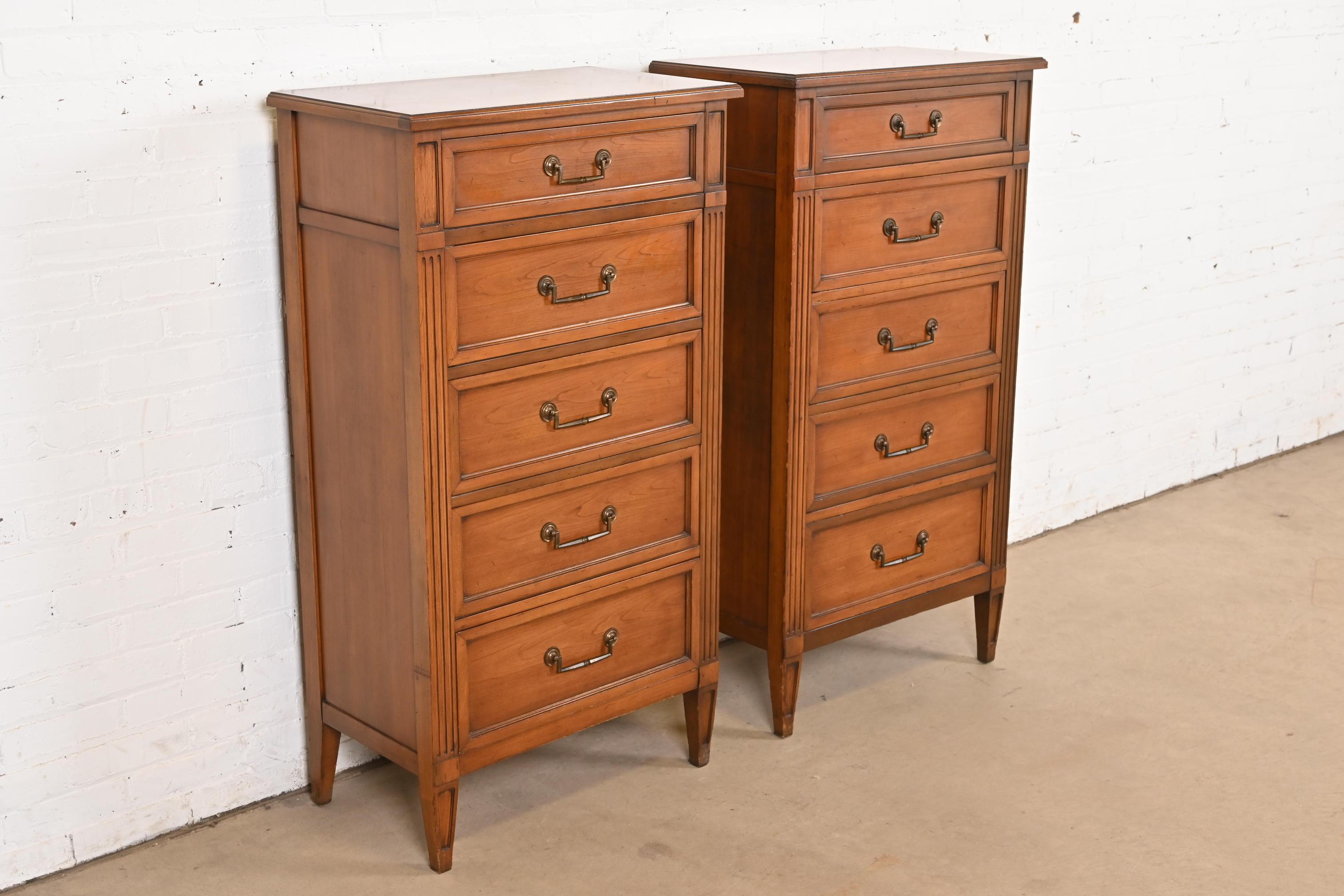 Milieu du XXe siècle Paire de commodes à lingerie Louis XVI en cerisier de style Régence française par National Mt. Airy en vente