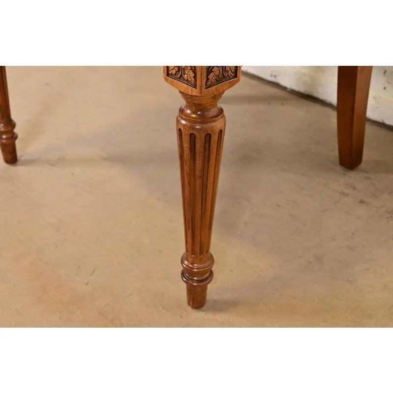 Poltrone imbottite in legno di ciliegio Luigi XVI della Reggenza francese, coppia in vendita 5