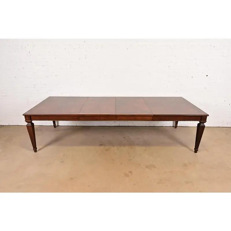 Mesa de Comedor Extensible Luis XVI de la Regencia Francesa, Recién Acabada Estadounidense en venta