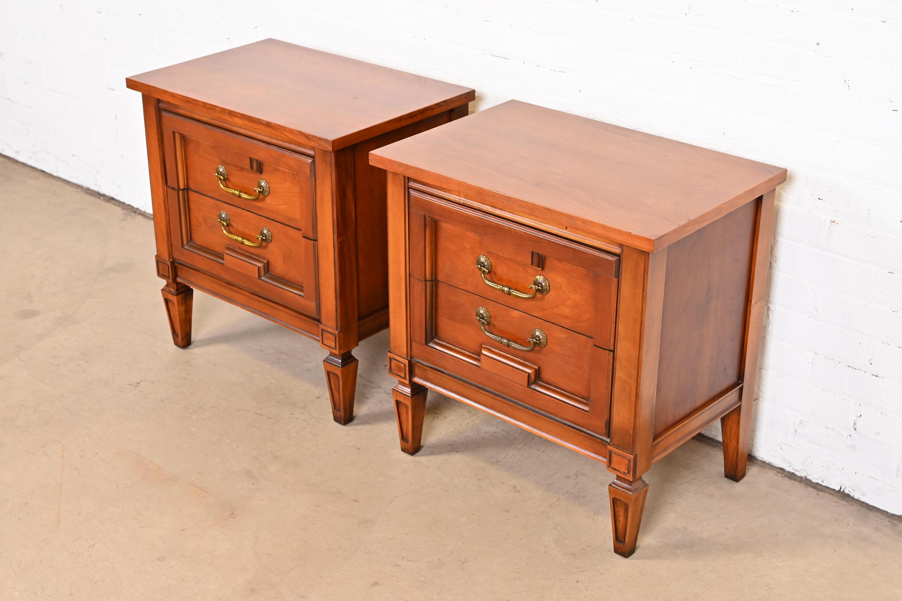 French Regency Louis XVI Fruitwood Nightstands in the Manner of Henredon, Pair In Good Condition For Sale In South Bend, IN