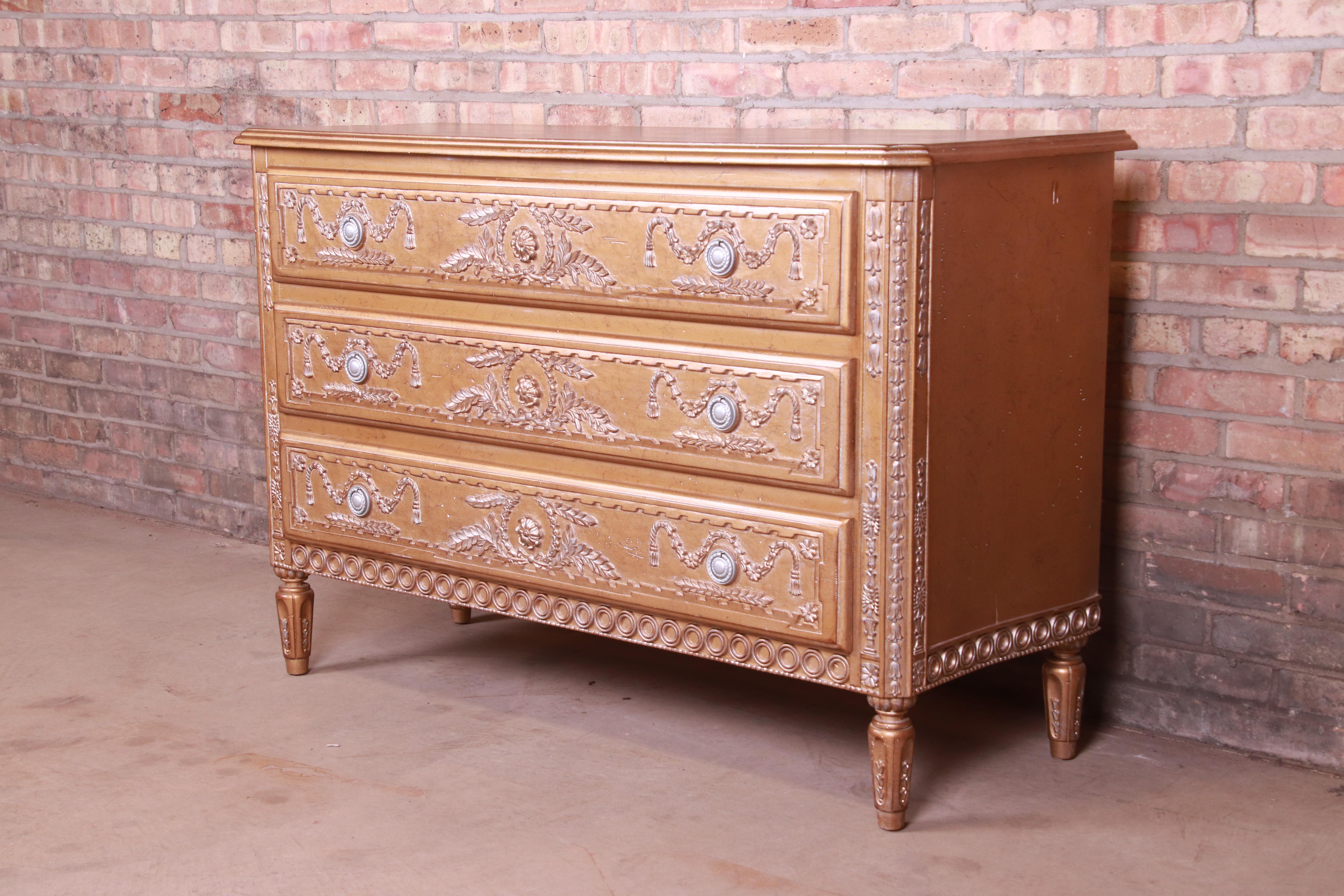Una splendida cassettiera o commode in stile Luigi XVI della Reggenza francese

20° secolo

Ornato in legno dorato intagliato, con ferramenta originale.

Misure: 51,75