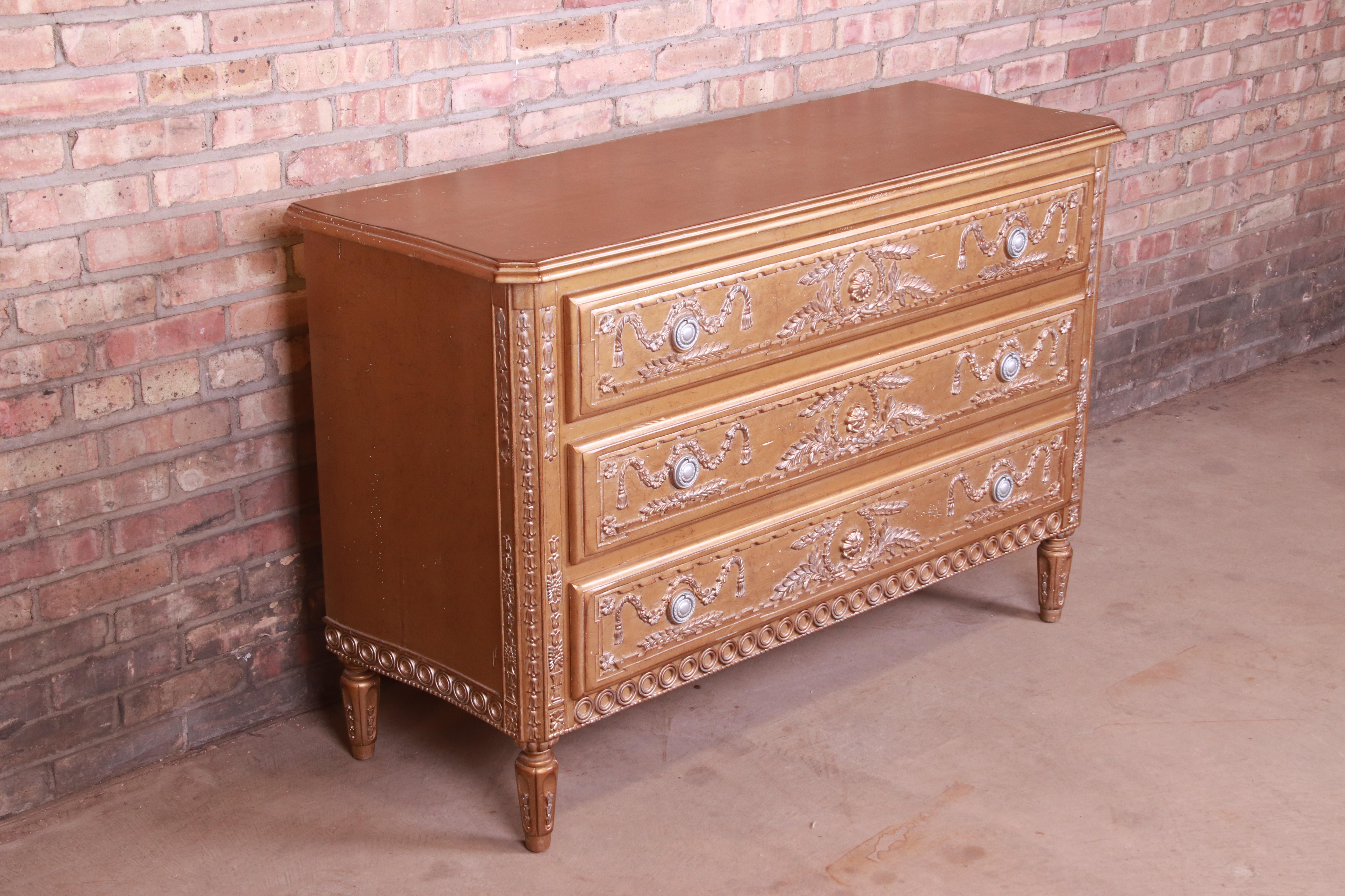 Legno dorato Comò o cassettiera a tre cassetti in oro Luigi XVI della Reggenza francese in vendita