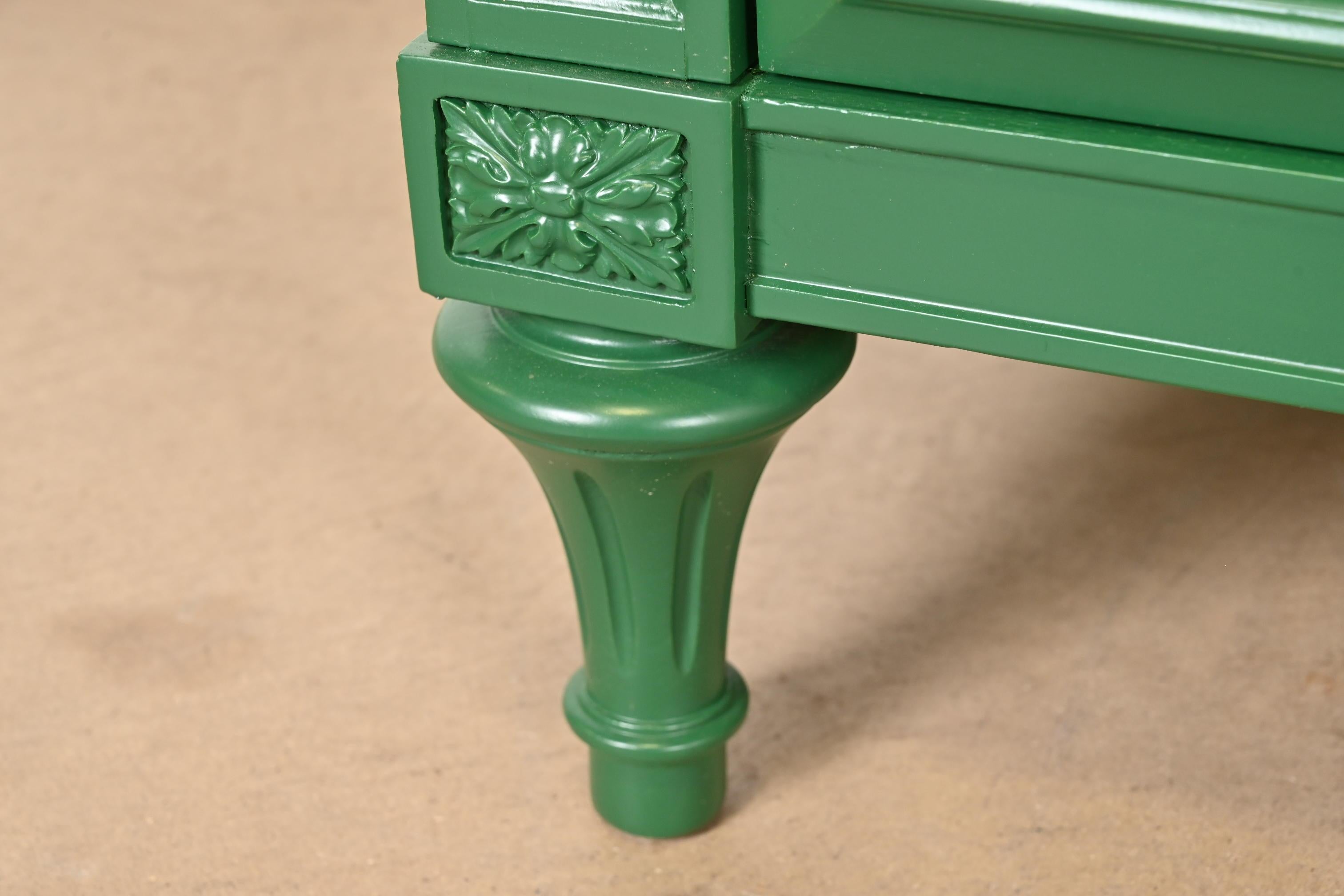 Comò lungo francese Regency Luigi XVI laccato verde di Hickory, rifinito in vendita 4