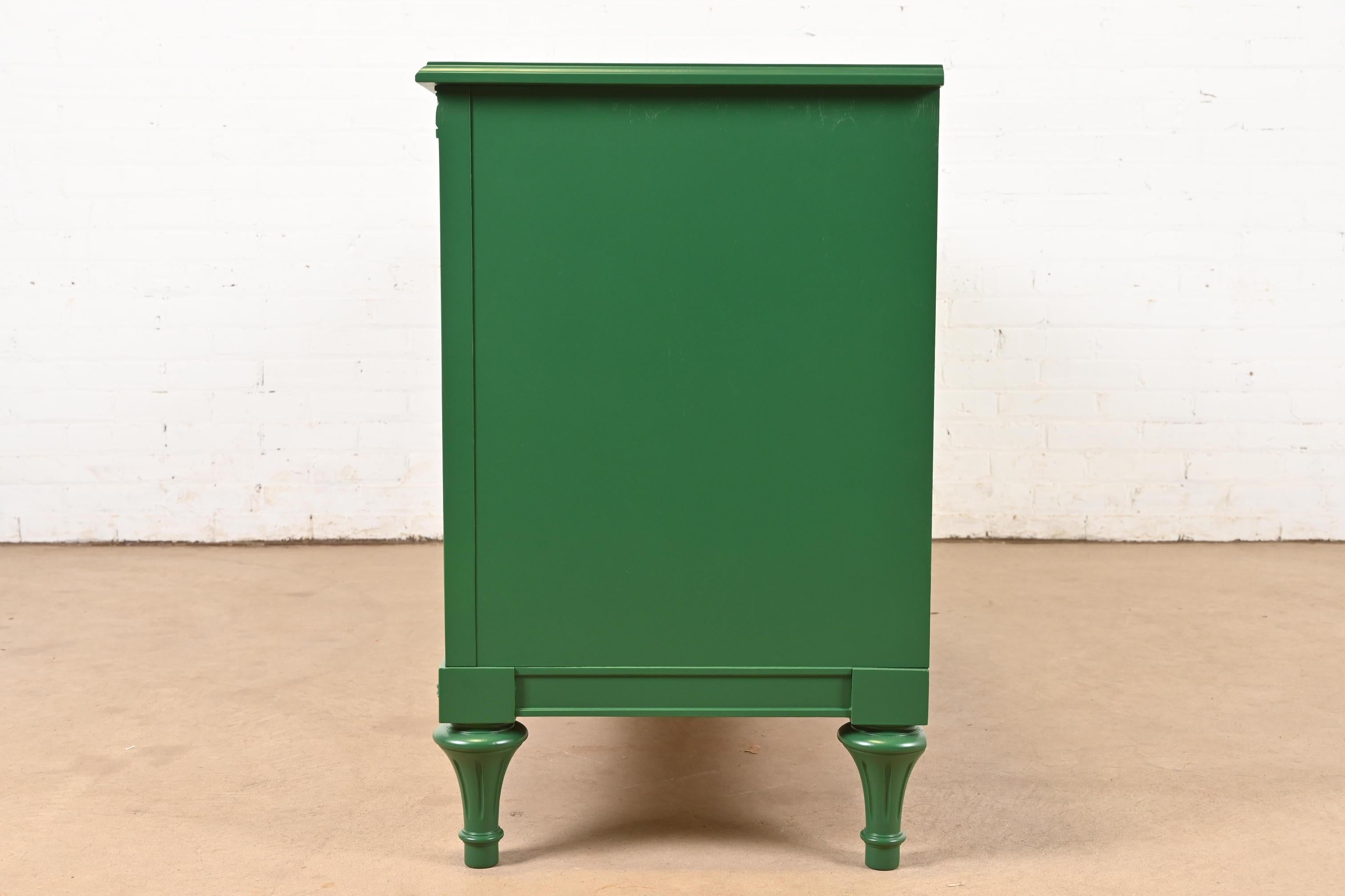 Comò lungo francese Regency Luigi XVI laccato verde di Hickory, rifinito in vendita 6