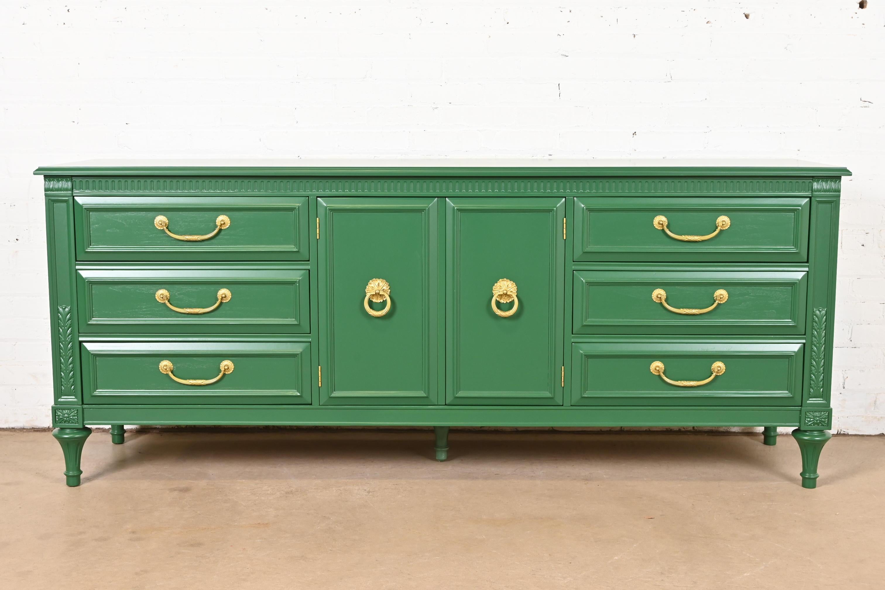 Una splendida credenza o cassettiera lunga in stile Luigi XVI della Reggenza francese

Da Hickory Manufacturing Co.

USA, circa anni '1960

Noce intagliato laccato verde, con ferramenta originale in ottone.

Misure: 78 