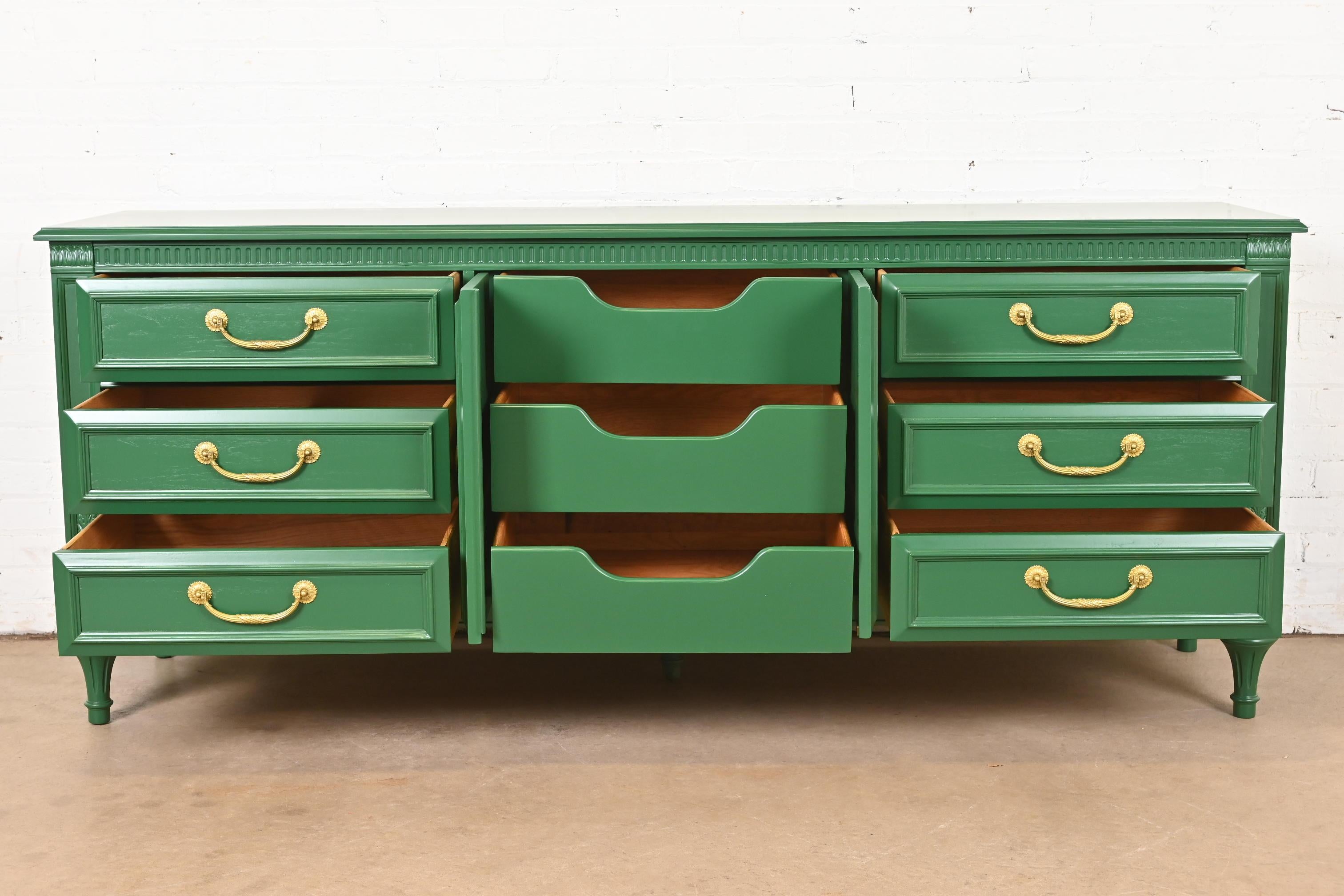 Ottone Comò lungo francese Regency Luigi XVI laccato verde di Hickory, rifinito in vendita