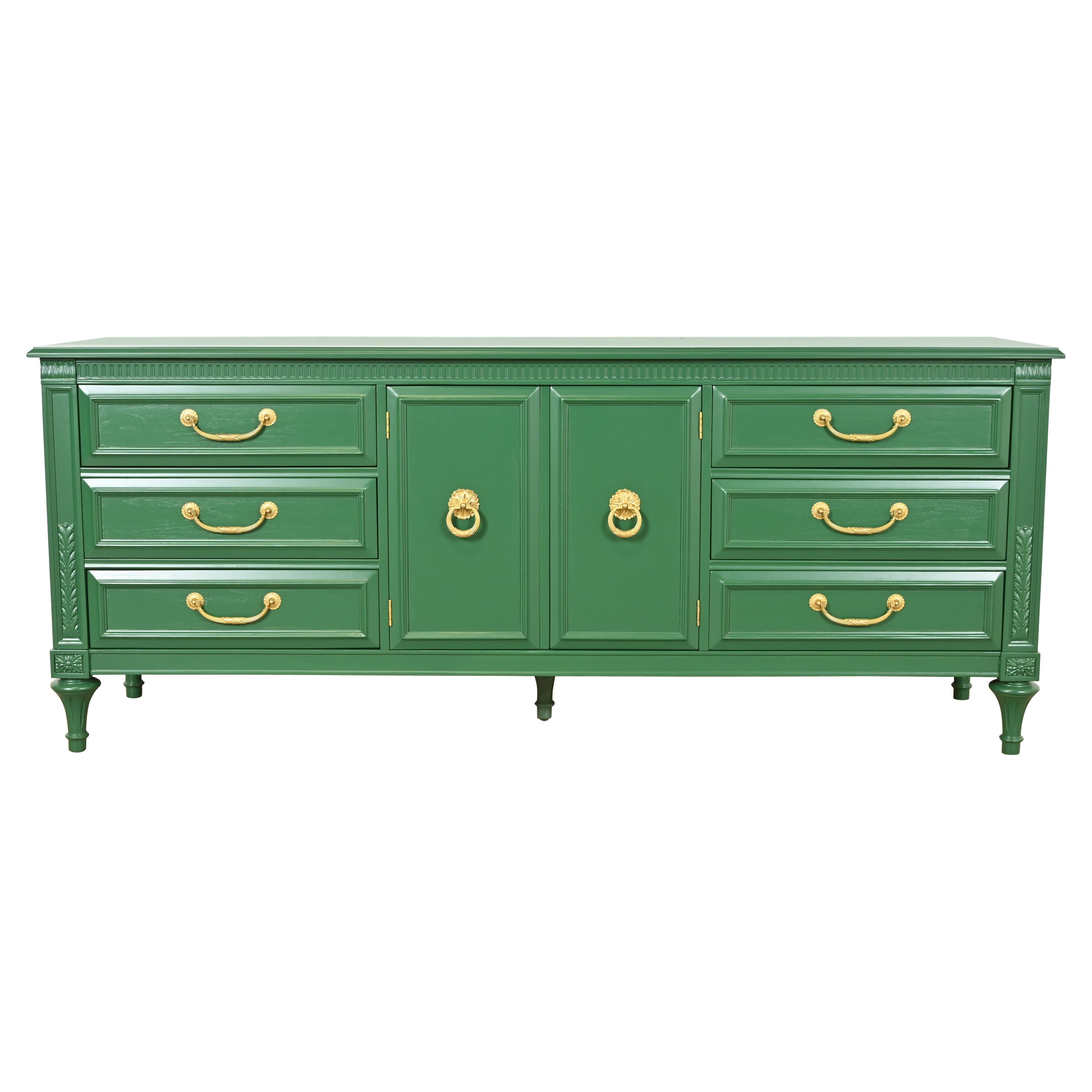 Comò lungo francese Regency Luigi XVI laccato verde di Hickory, rifinito in vendita