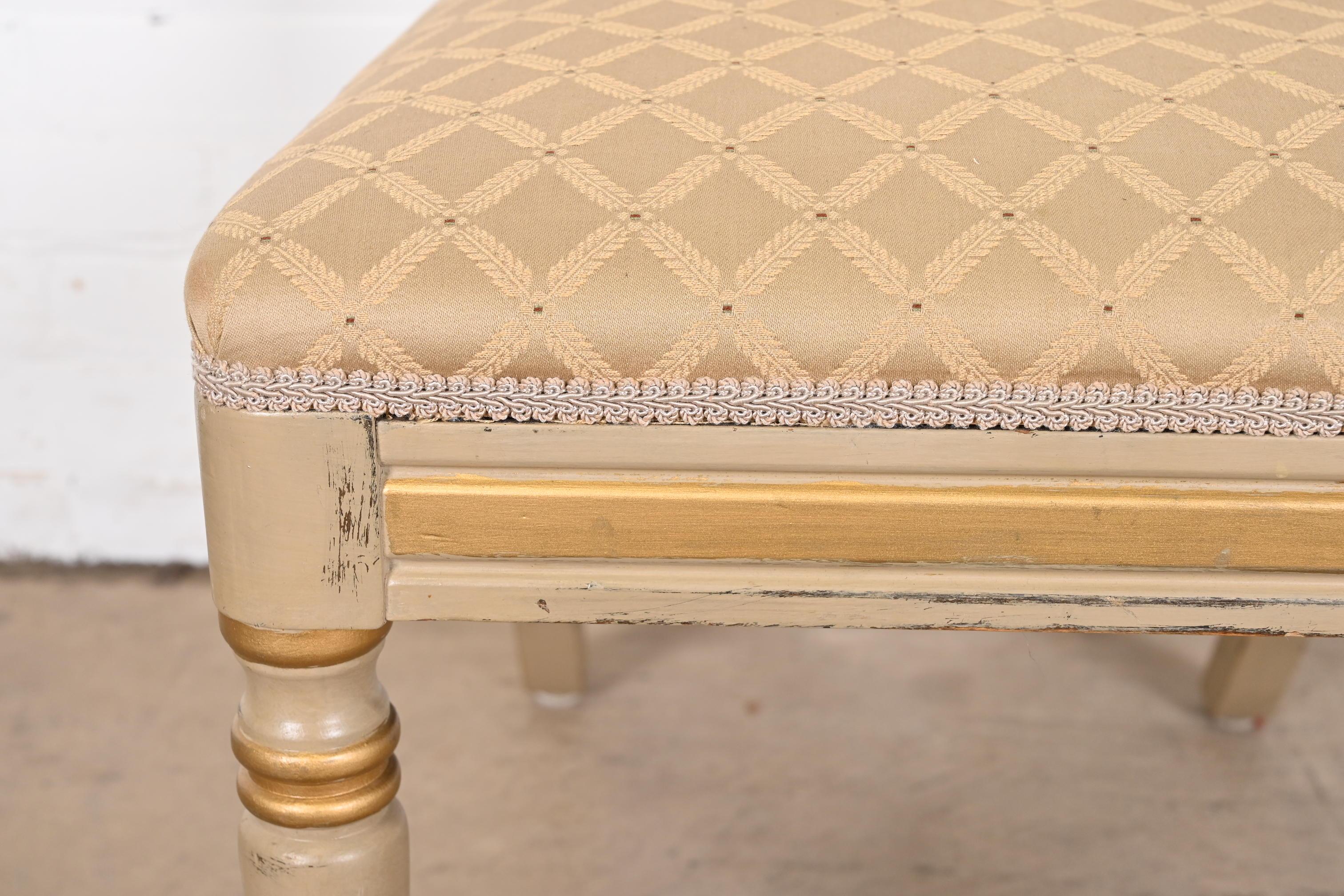 Ensemble de huit chaises de salle à manger de style Régence française Louis XVI peintes à la main et dorées à l'or en vente 5