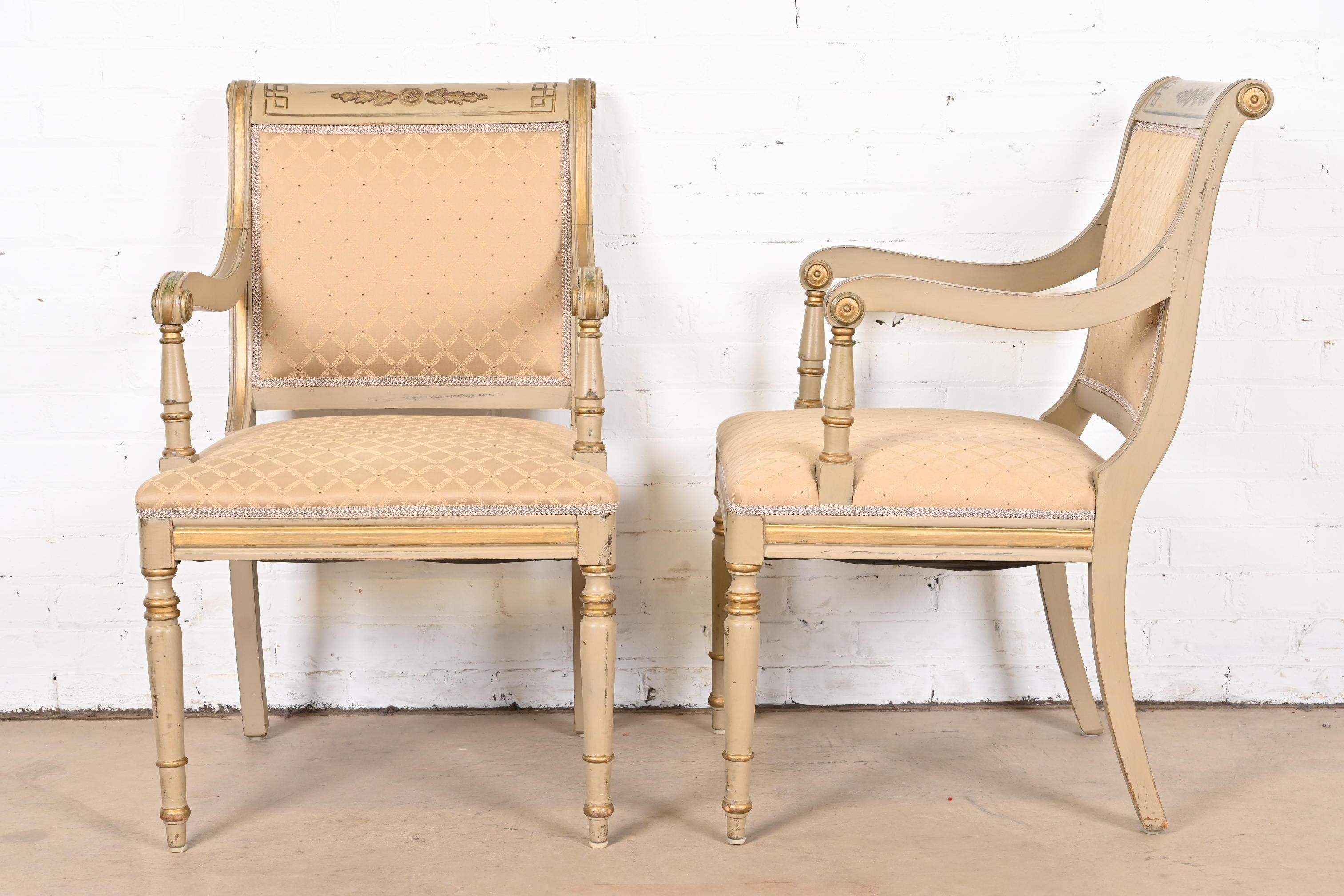 Ensemble de huit chaises de salle à manger de style Régence française Louis XVI peintes à la main et dorées à l'or en vente 7