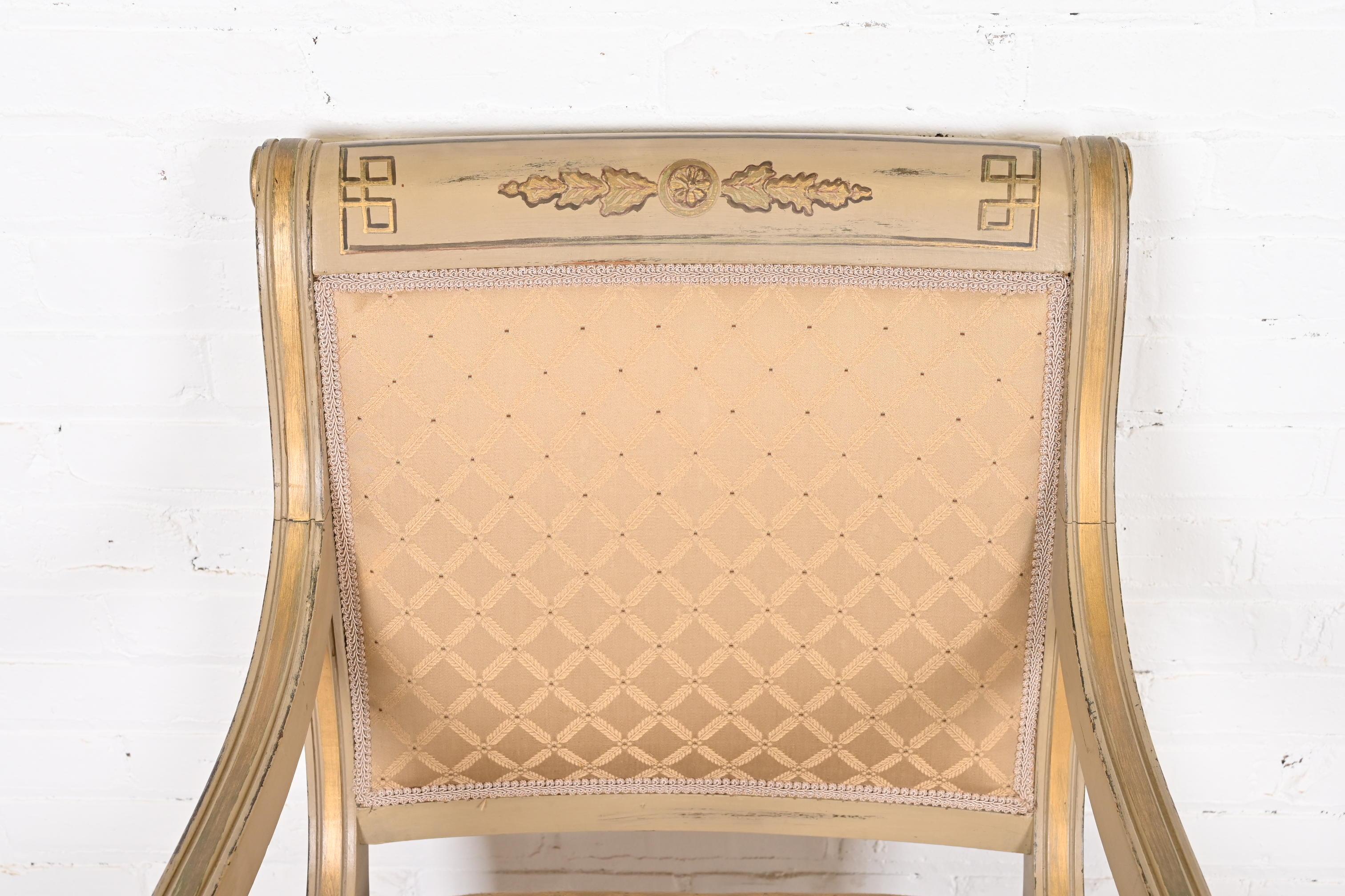 Ensemble de huit chaises de salle à manger de style Régence française Louis XVI peintes à la main et dorées à l'or en vente 8