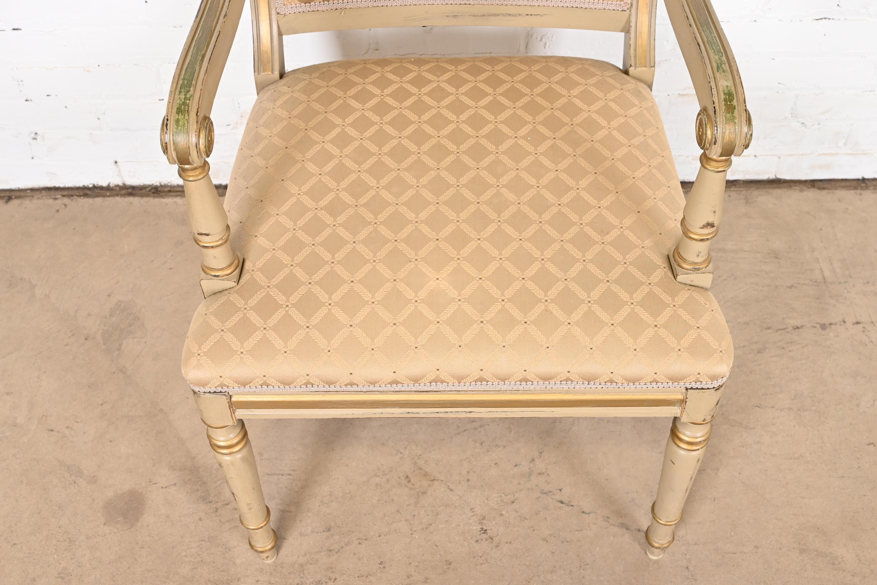 Ensemble de huit chaises de salle à manger de style Régence française Louis XVI peintes à la main et dorées à l'or en vente 9