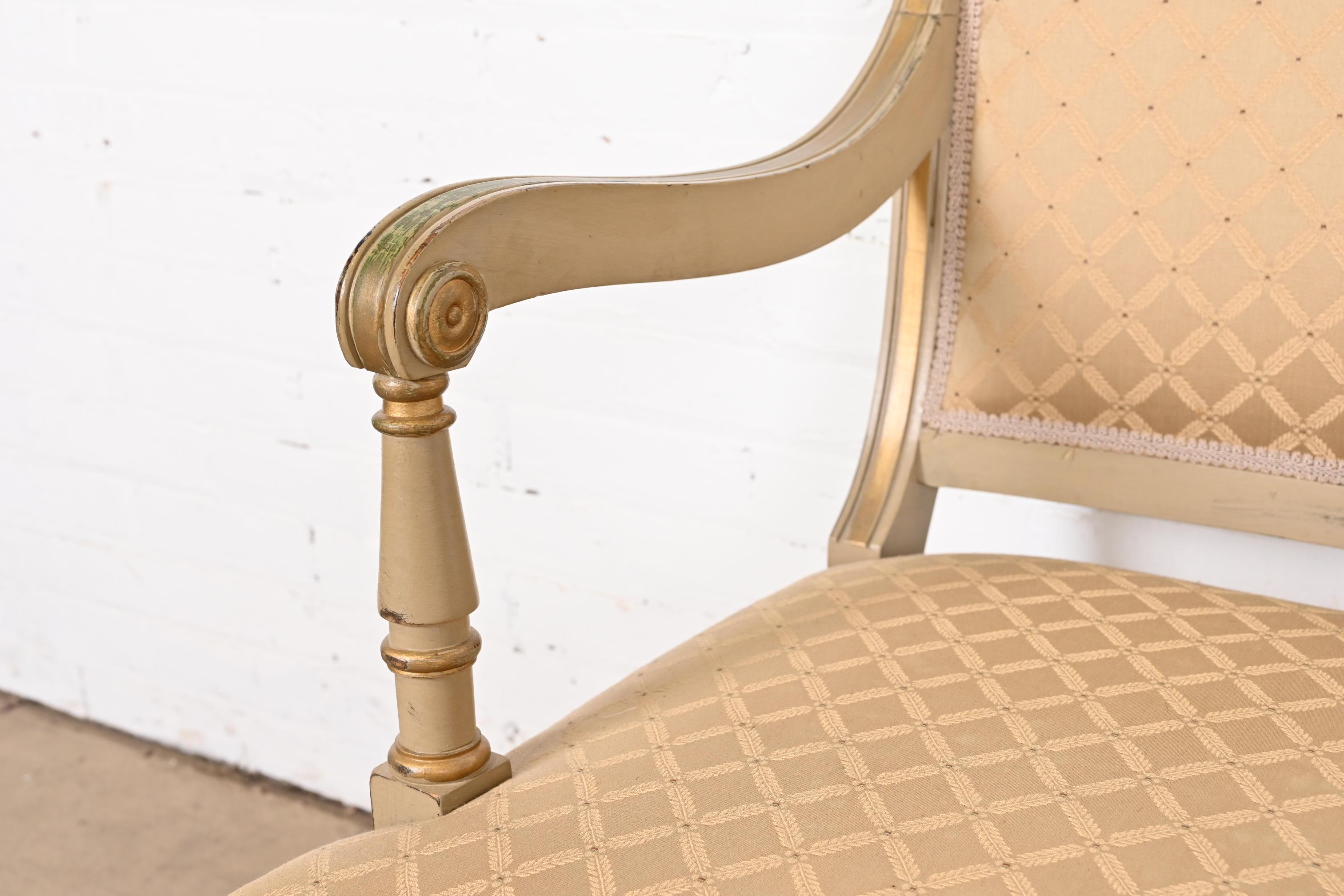 Ensemble de huit chaises de salle à manger de style Régence française Louis XVI peintes à la main et dorées à l'or en vente 10