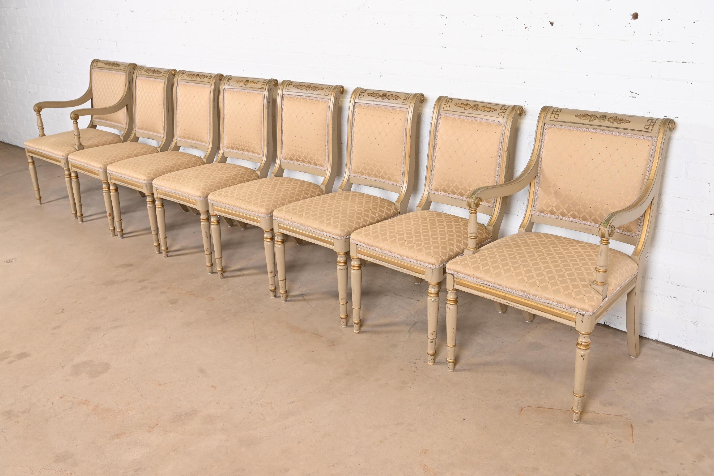 Magnifique ensemble de huit chaises de salle à manger de style néoclassique ou Régence française Louis XVI

À la manière des meubles Baker

Fin du 20e siècle

Montures en acajou sculpté, peint à la main et doré à l'or fin, avec sièges et dossiers