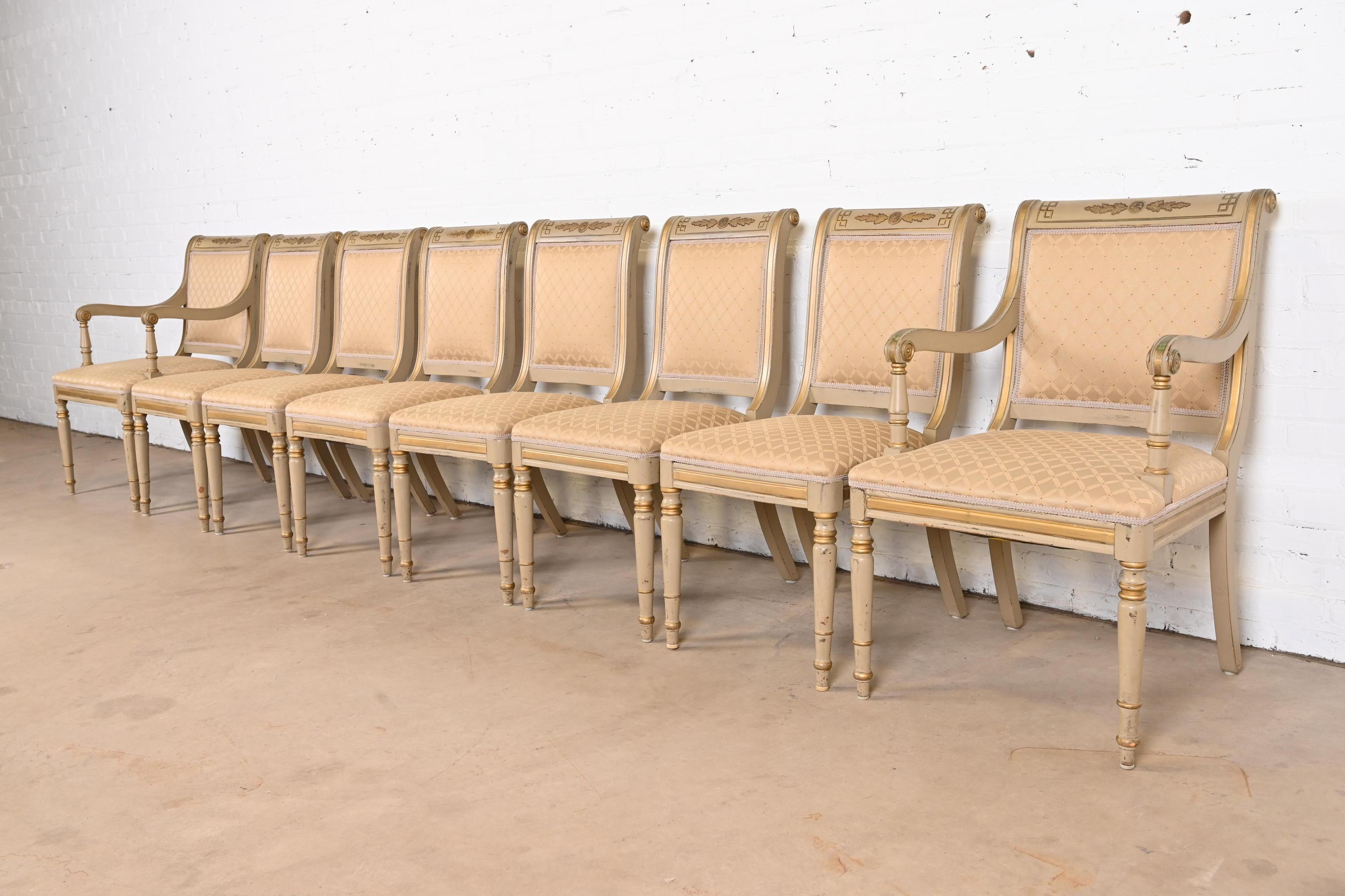 Américain Ensemble de huit chaises de salle à manger de style Régence française Louis XVI peintes à la main et dorées à l'or en vente