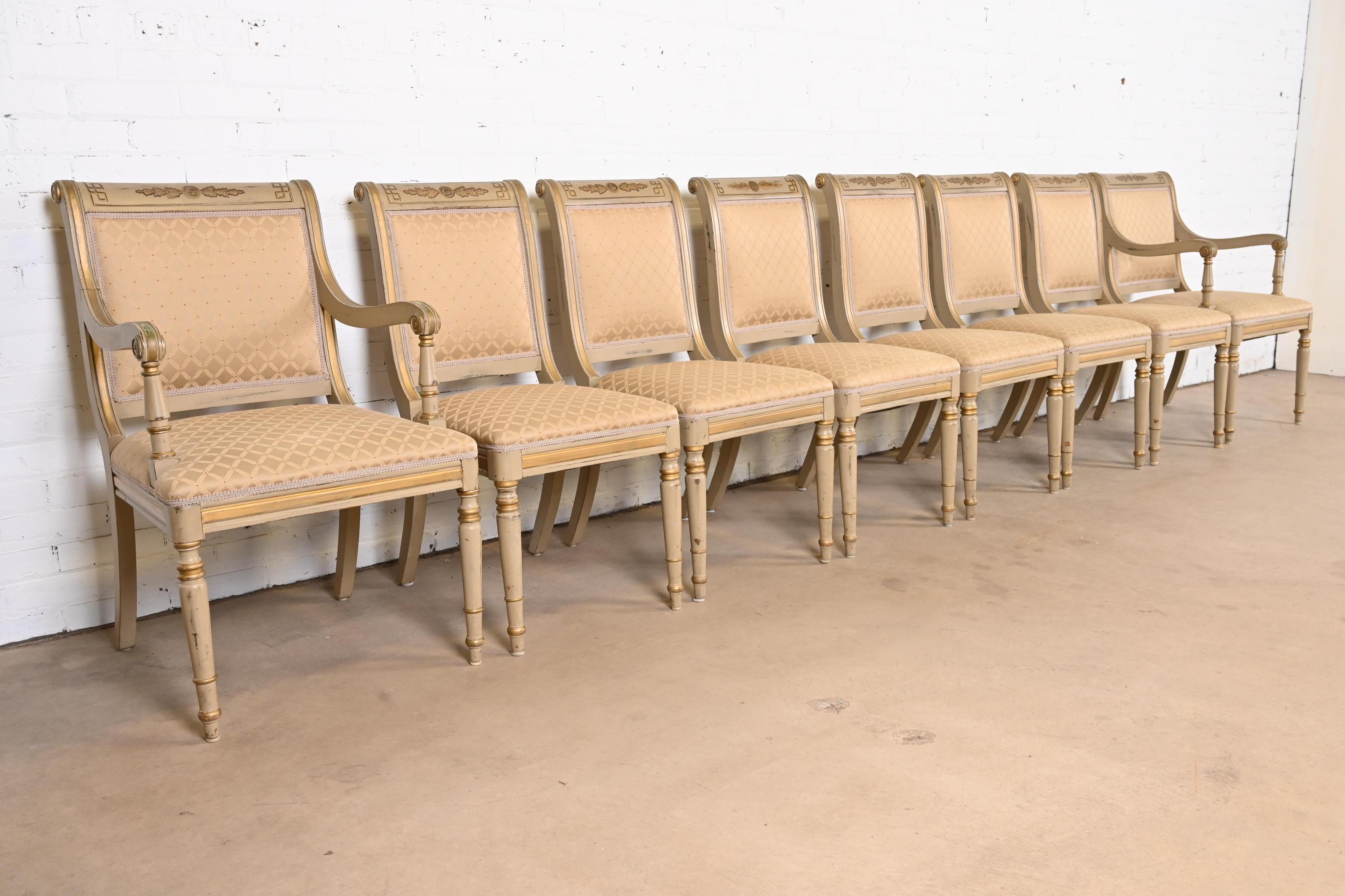 Ensemble de huit chaises de salle à manger de style Régence française Louis XVI peintes à la main et dorées à l'or Bon état - En vente à South Bend, IN