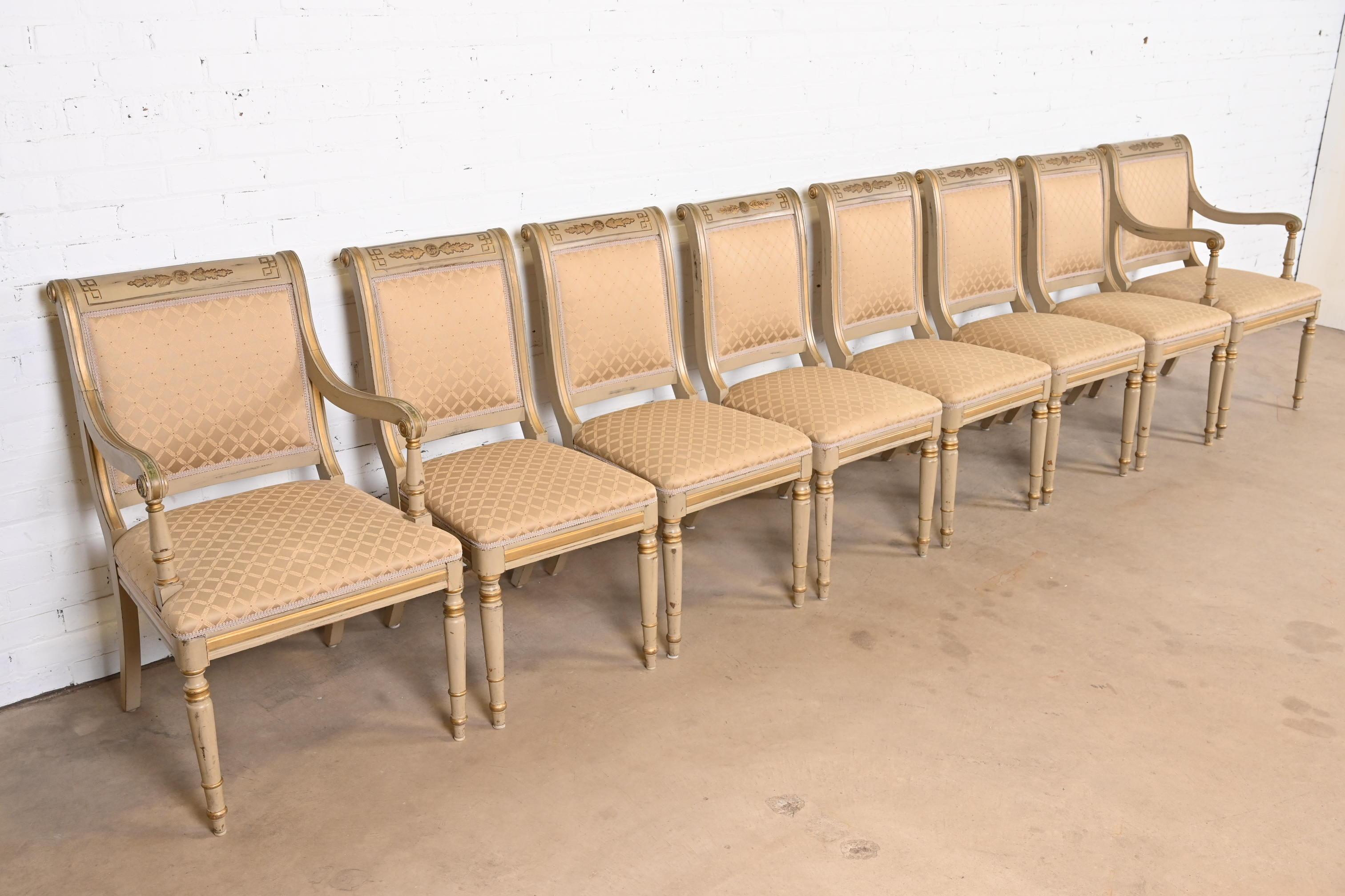 20ième siècle Ensemble de huit chaises de salle à manger de style Régence française Louis XVI peintes à la main et dorées à l'or en vente