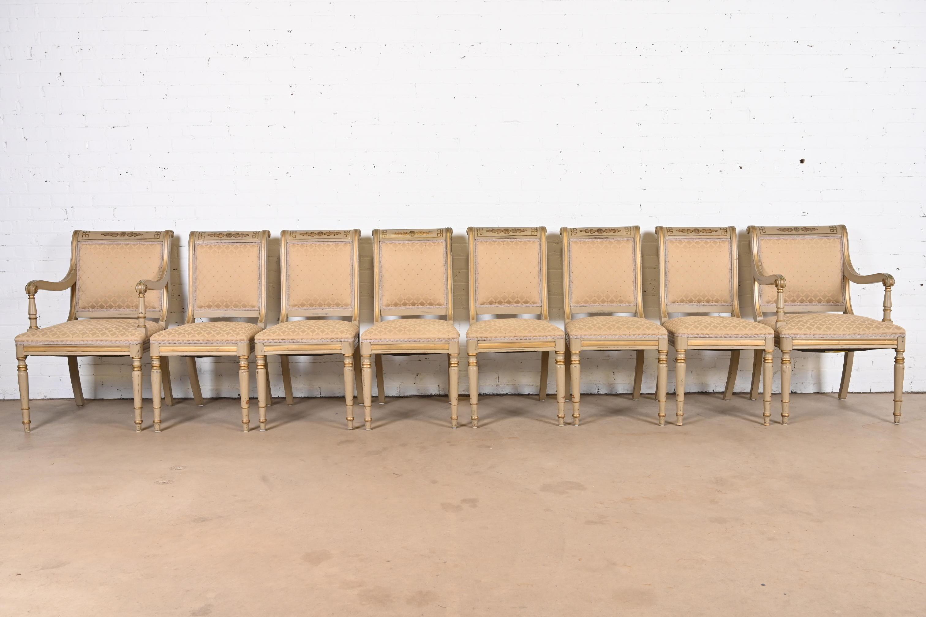 Tissu d'ameublement Ensemble de huit chaises de salle à manger de style Régence française Louis XVI peintes à la main et dorées à l'or en vente