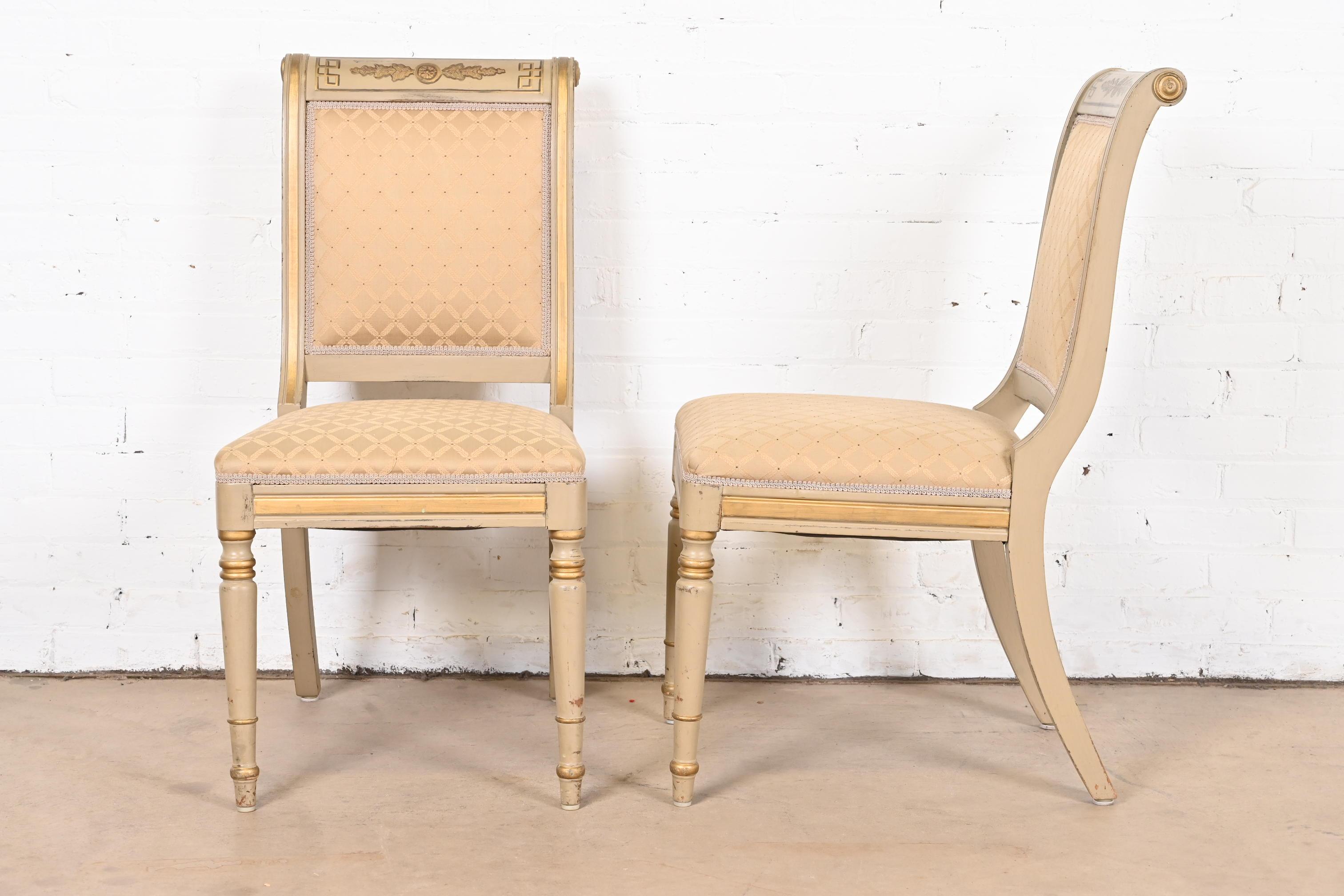 Ensemble de huit chaises de salle à manger de style Régence française Louis XVI peintes à la main et dorées à l'or en vente 2