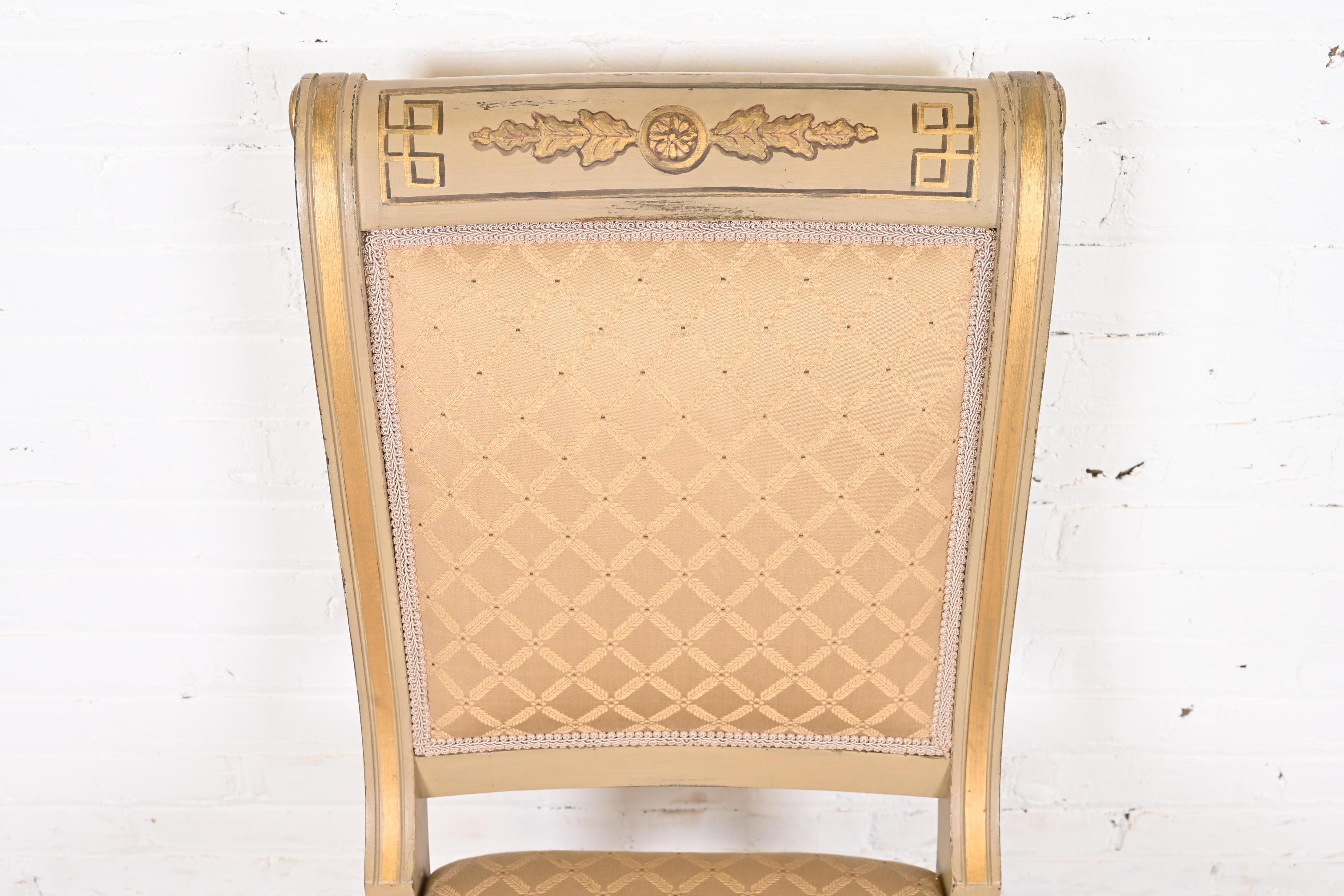 Ensemble de huit chaises de salle à manger de style Régence française Louis XVI peintes à la main et dorées à l'or en vente 3