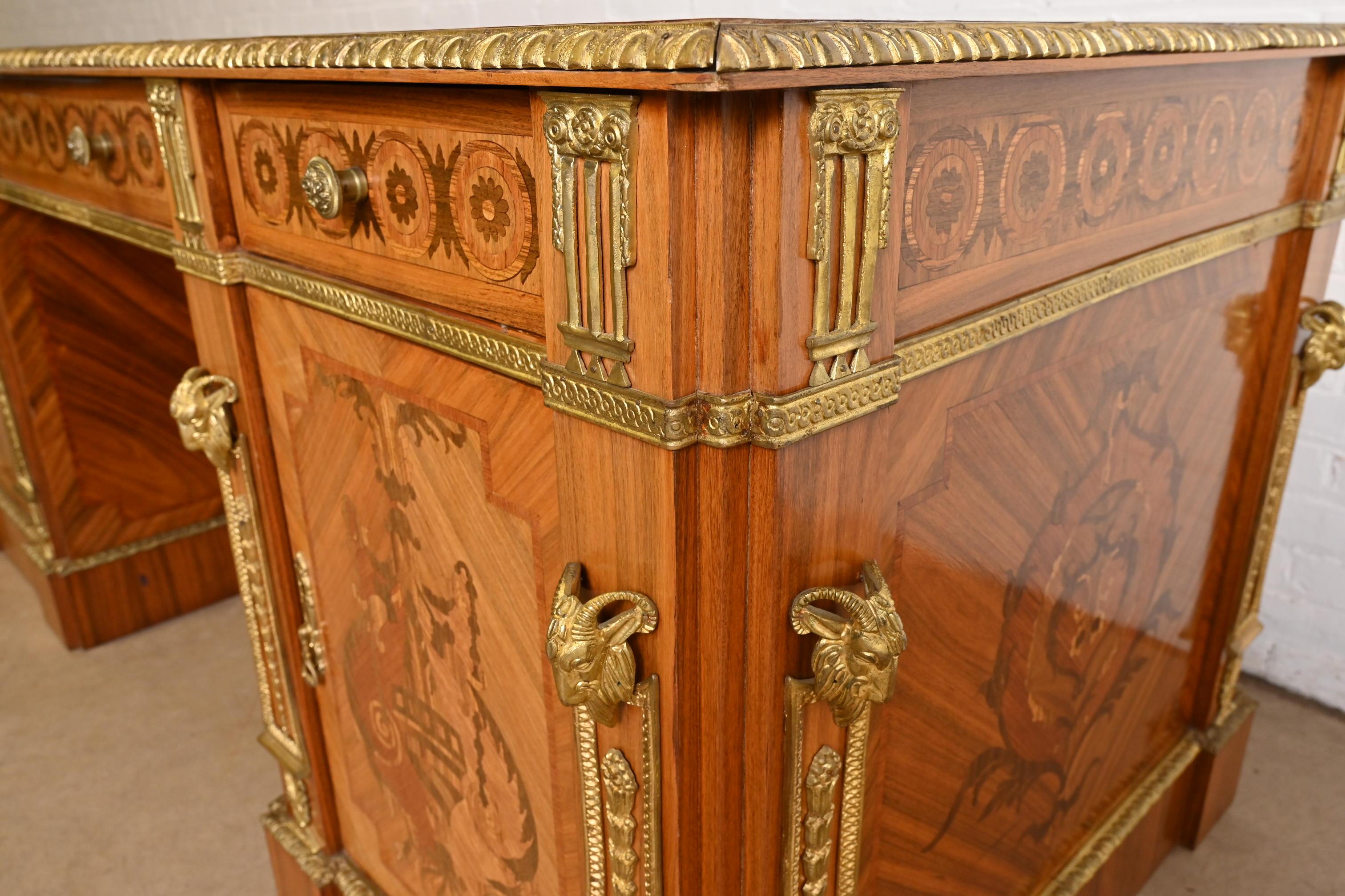 Scrivania francese Regency Luigi XVI con intarsio in legno di quercia e piano in pelle ornato di ormolatura in vendita 4