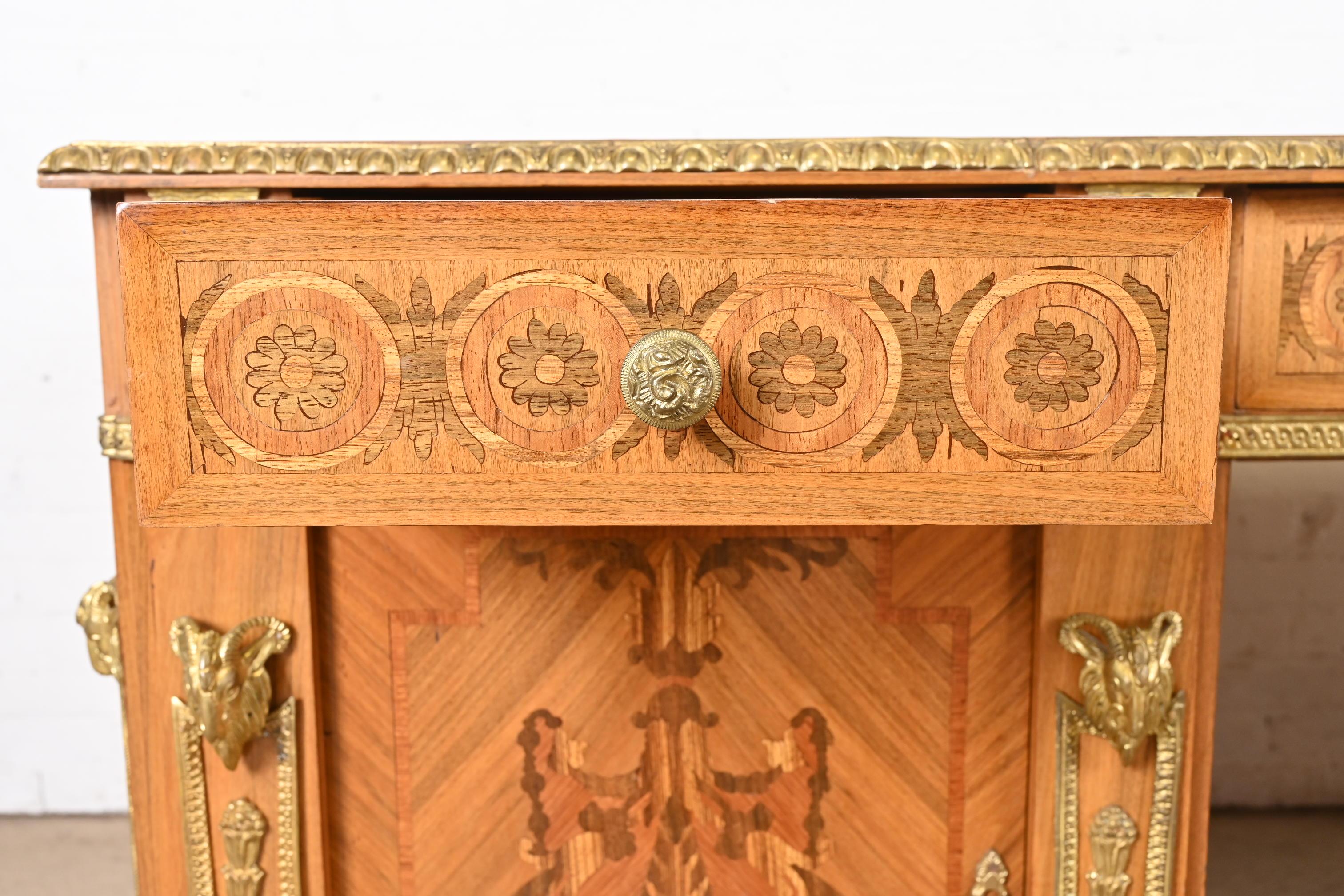 Scrivania francese Regency Luigi XVI con intarsio in legno di quercia e piano in pelle ornato di ormolatura in vendita 5