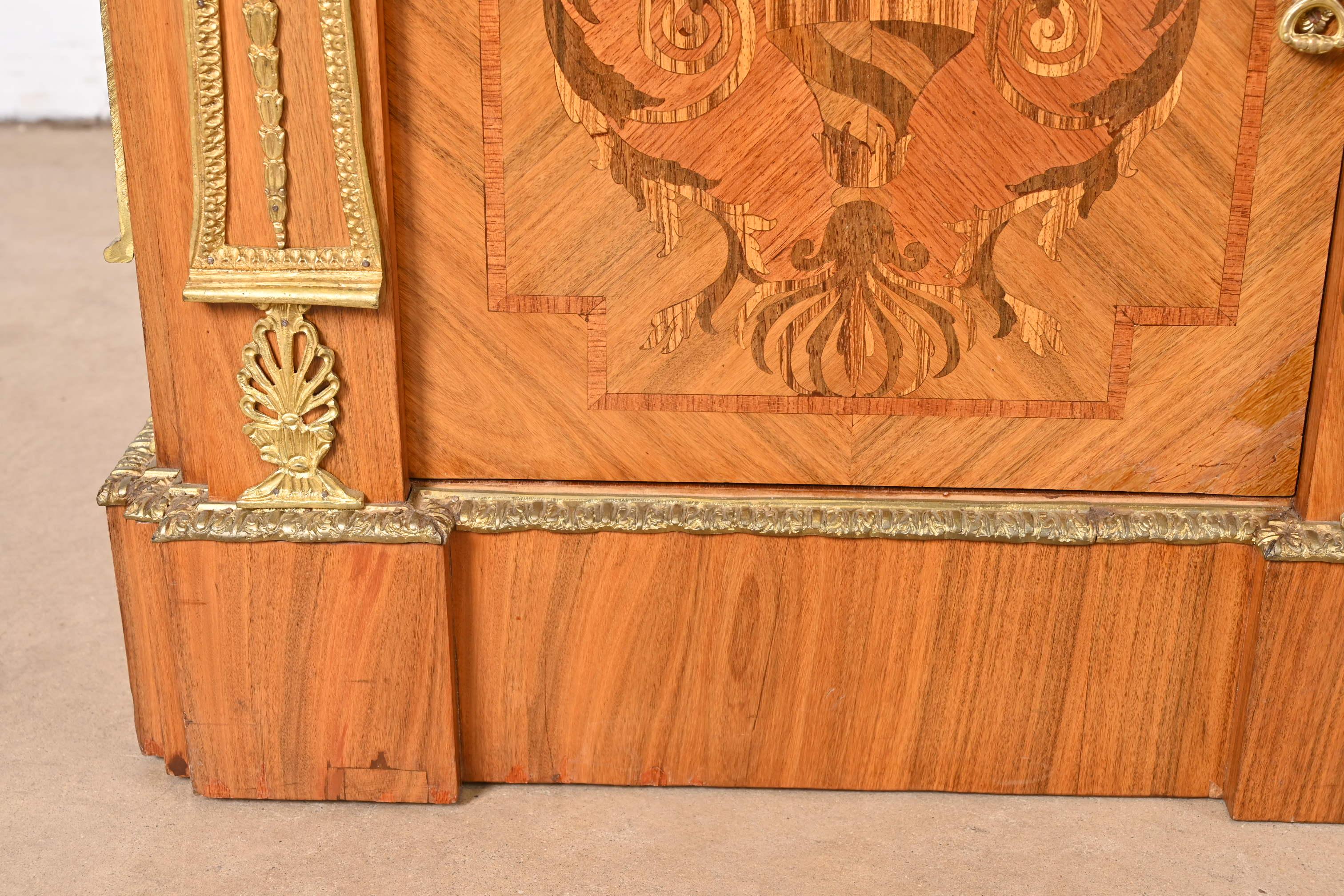 Scrivania francese Regency Luigi XVI con intarsio in legno di quercia e piano in pelle ornato di ormolatura in vendita 6