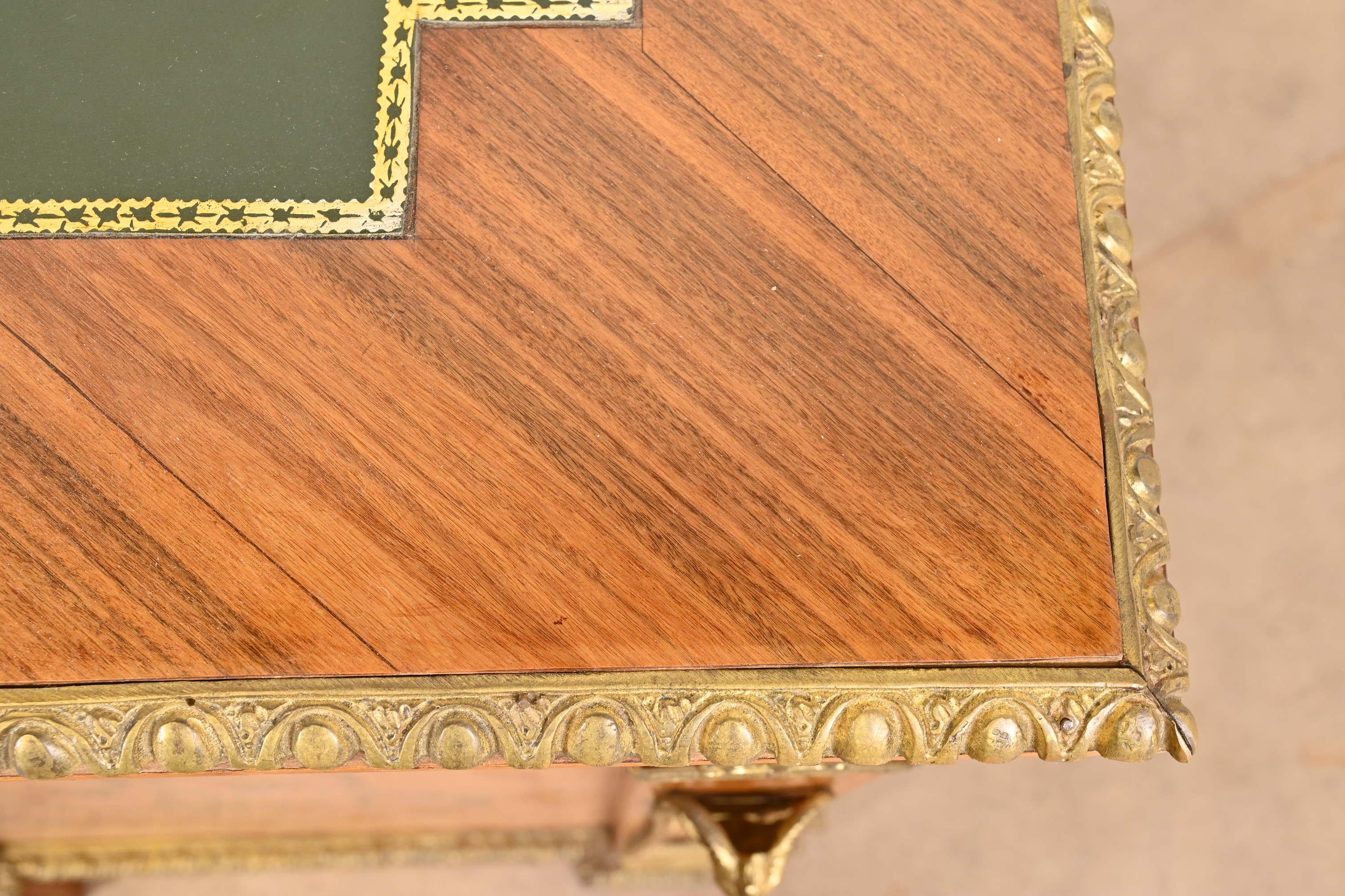 Scrivania francese Regency Luigi XVI con intarsio in legno di quercia e piano in pelle ornato di ormolatura in vendita 7