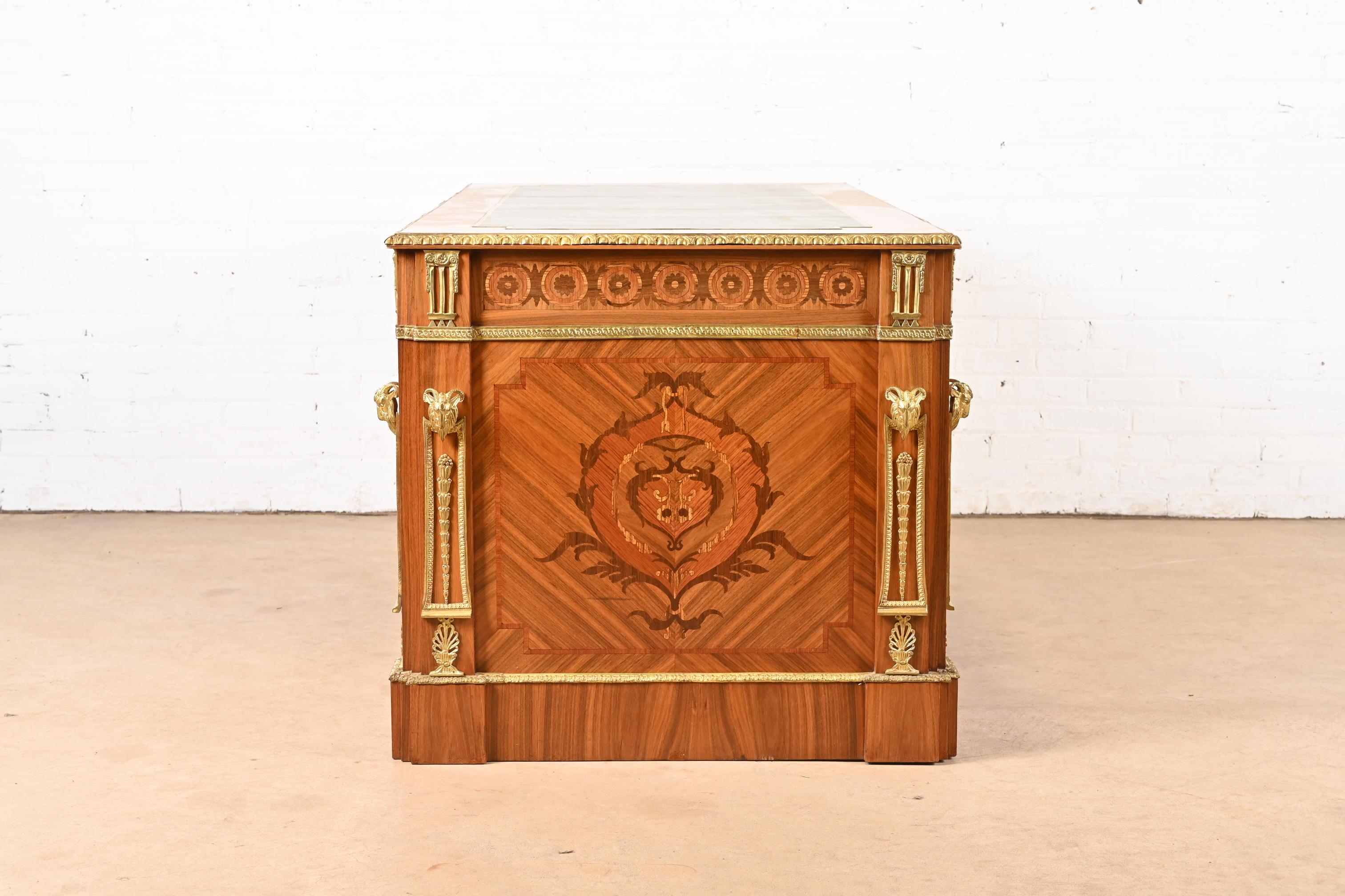 Scrivania francese Regency Luigi XVI con intarsio in legno di quercia e piano in pelle ornato di ormolatura in vendita 8