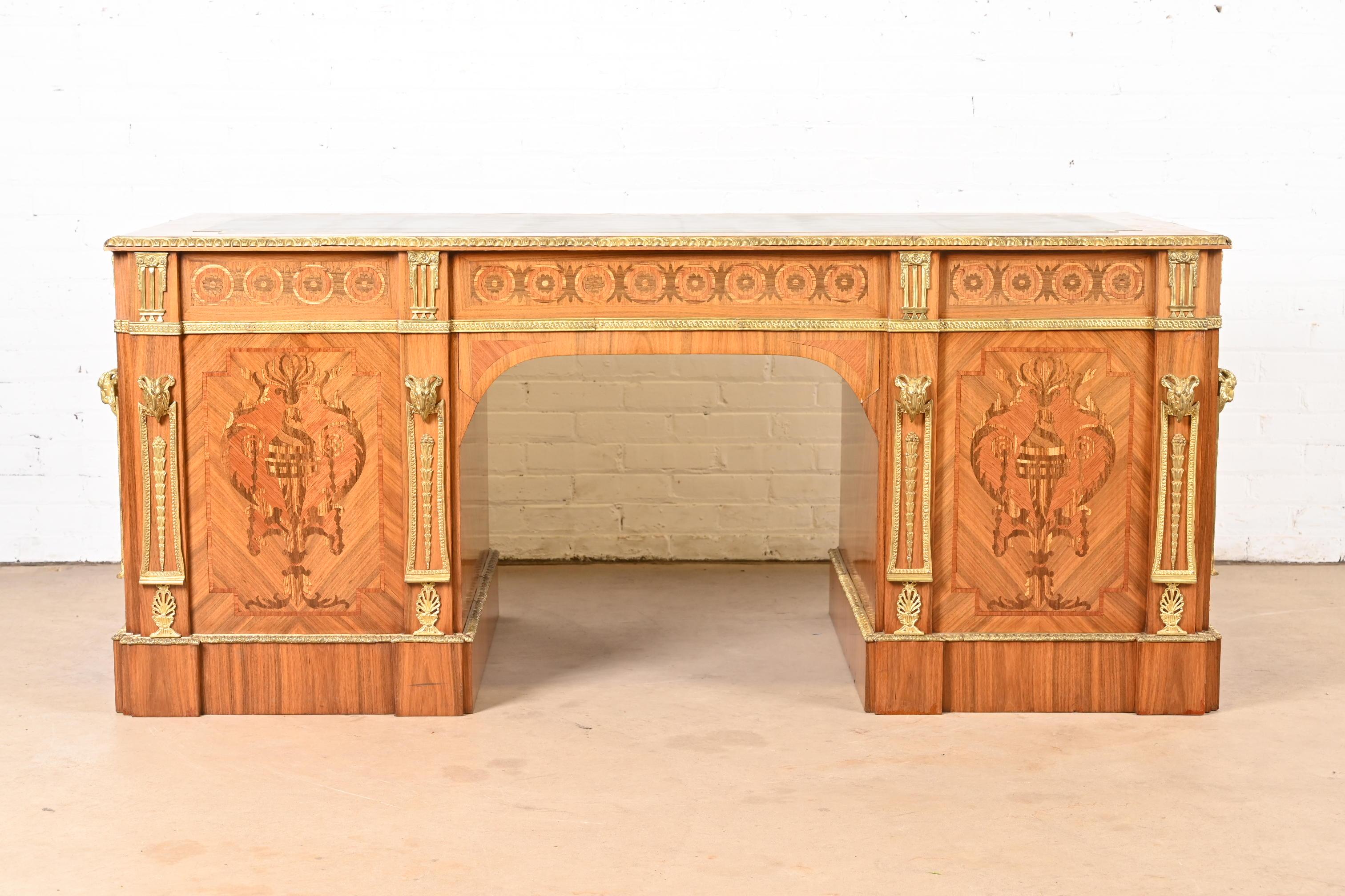 Scrivania francese Regency Luigi XVI con intarsio in legno di quercia e piano in pelle ornato di ormolatura in vendita 9