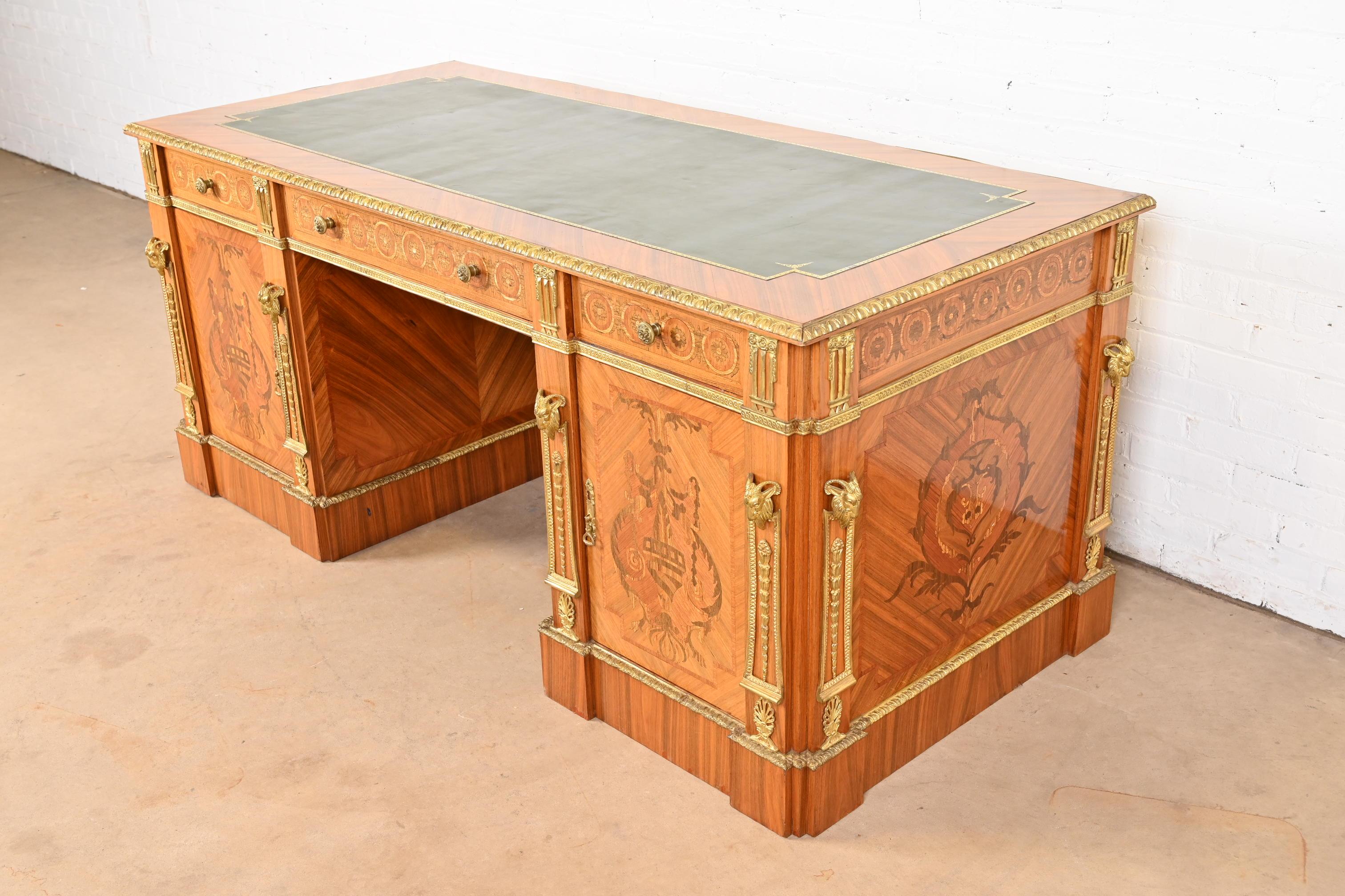 Scrivania francese Regency Luigi XVI con intarsio in legno di quercia e piano in pelle ornato di ormolatura in vendita 10
