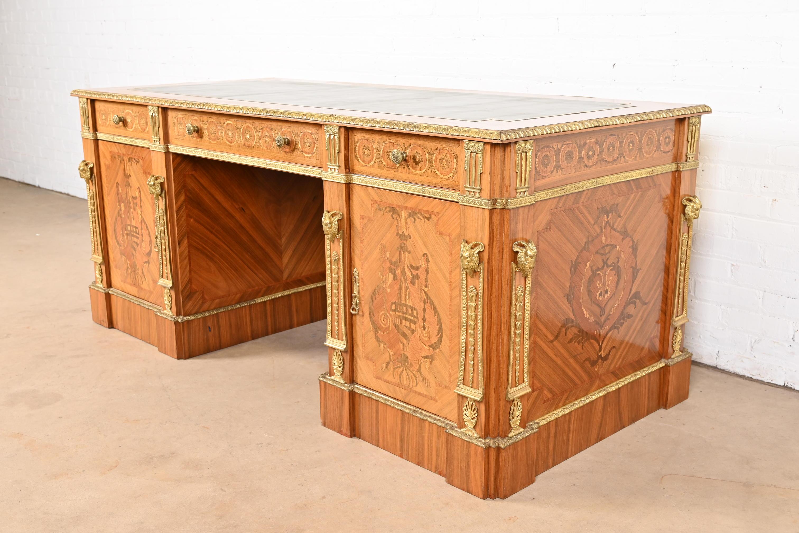 Un'eccezionale scrivania direzionale in stile Regency francese Luigi XVI con teste di ariete

Francia, XX secolo

Legno di Re, con intarsi, rifiniture in bronzo e ornamenti in ormolu, e piano in pelle goffrata.

Misure: 75 