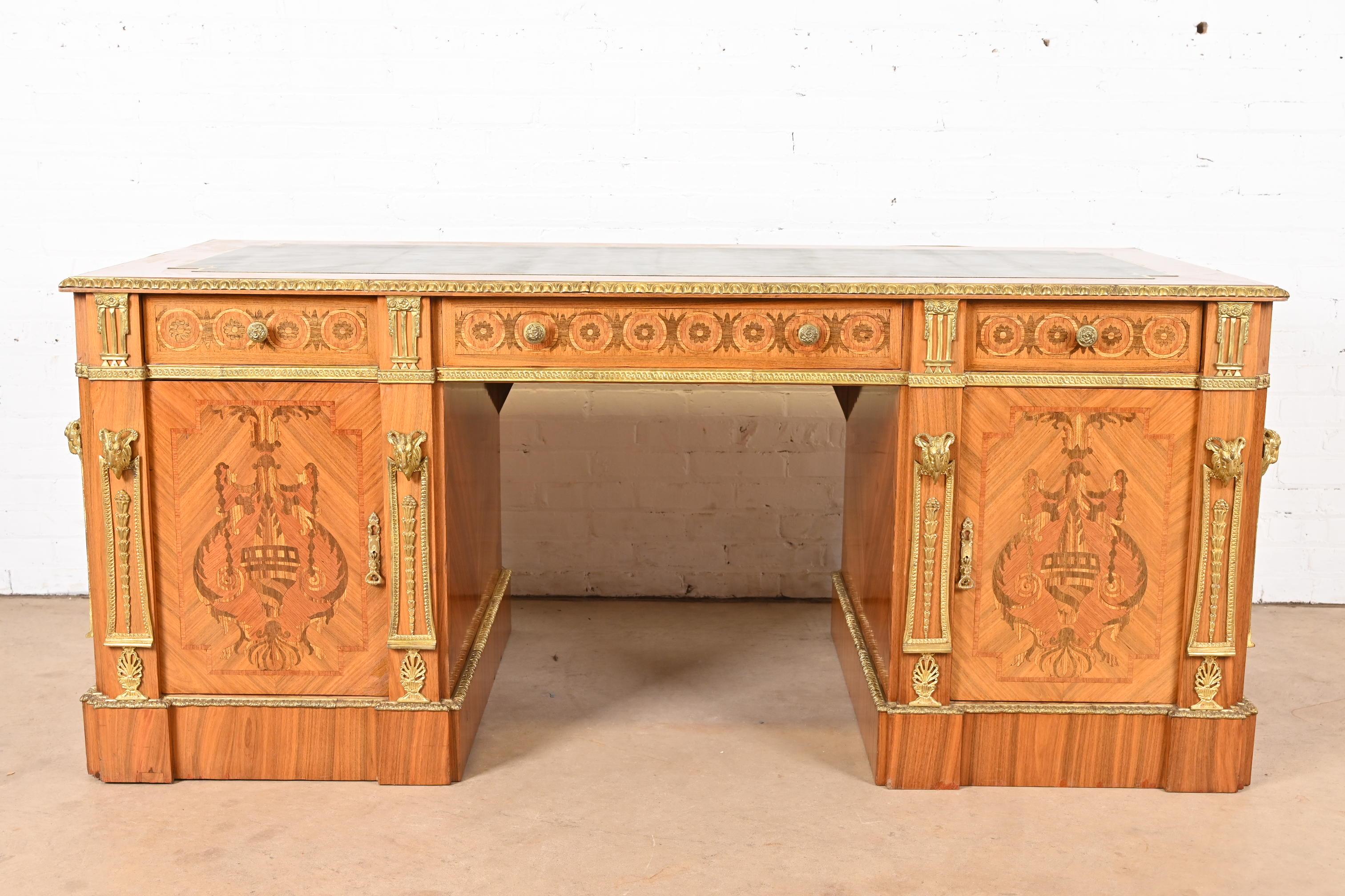 Francese Scrivania francese Regency Luigi XVI con intarsio in legno di quercia e piano in pelle ornato di ormolatura in vendita