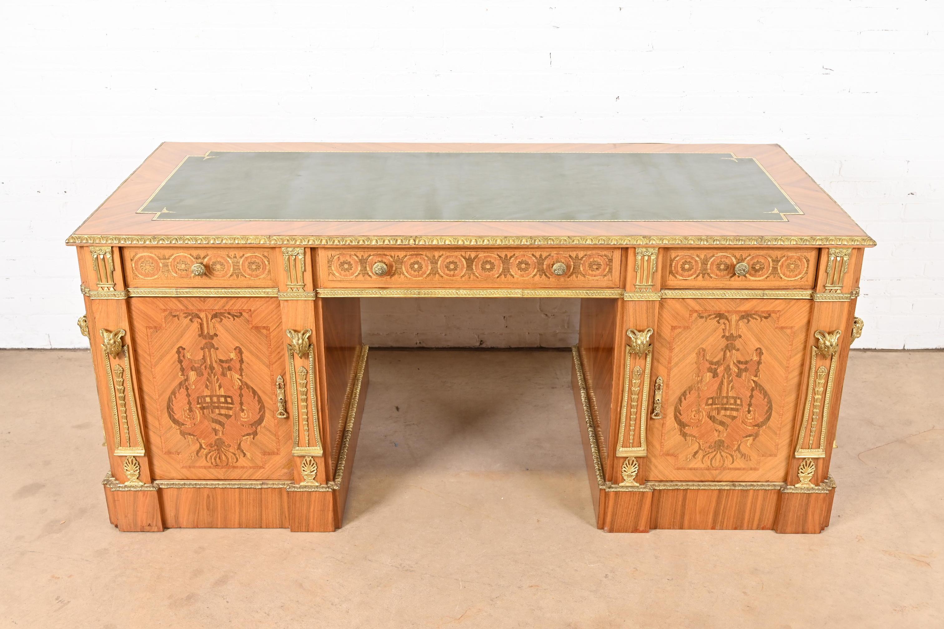 Scrivania francese Regency Luigi XVI con intarsio in legno di quercia e piano in pelle ornato di ormolatura In condizioni buone in vendita a South Bend, IN
