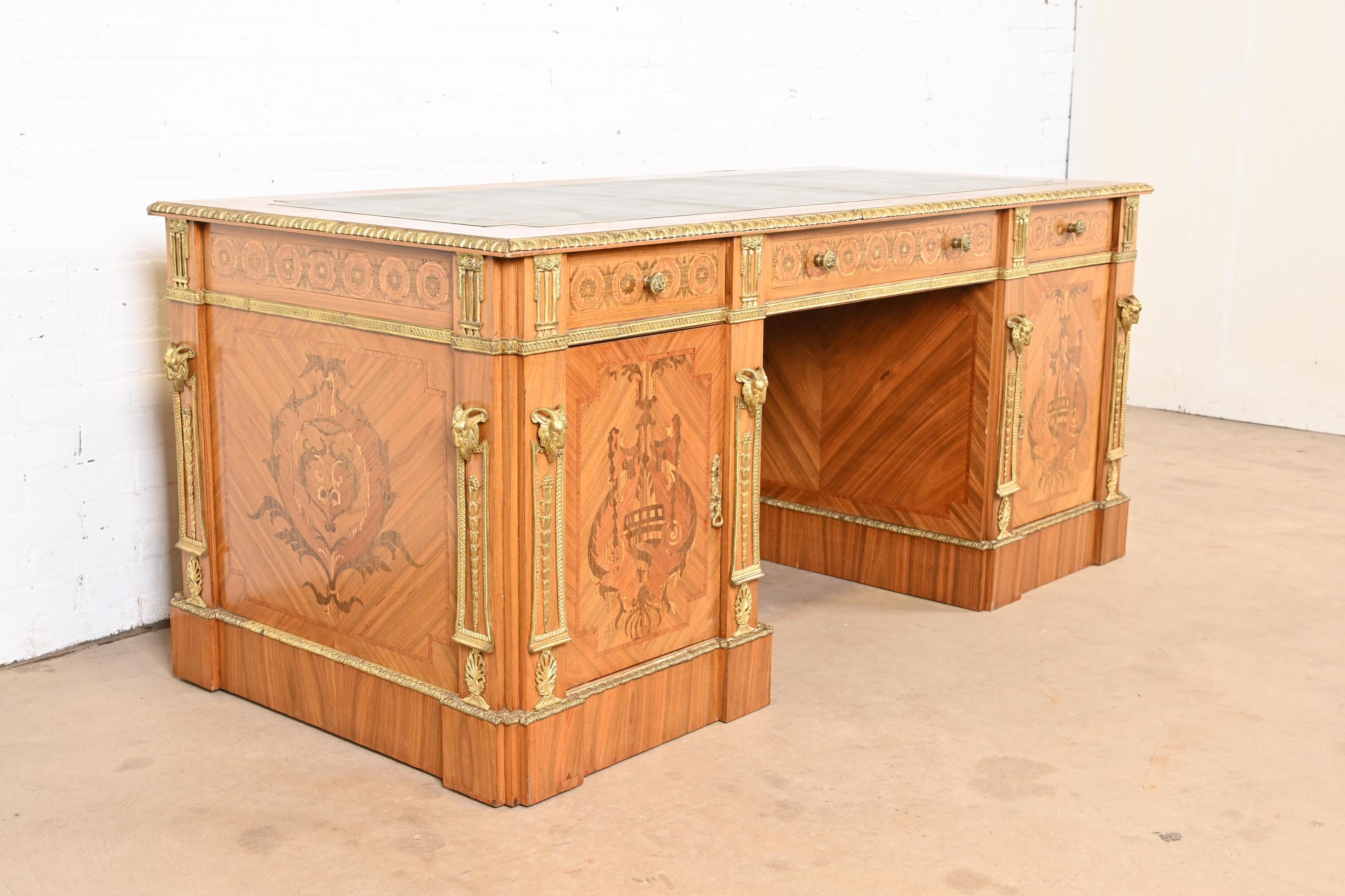 XX secolo Scrivania francese Regency Luigi XVI con intarsio in legno di quercia e piano in pelle ornato di ormolatura in vendita