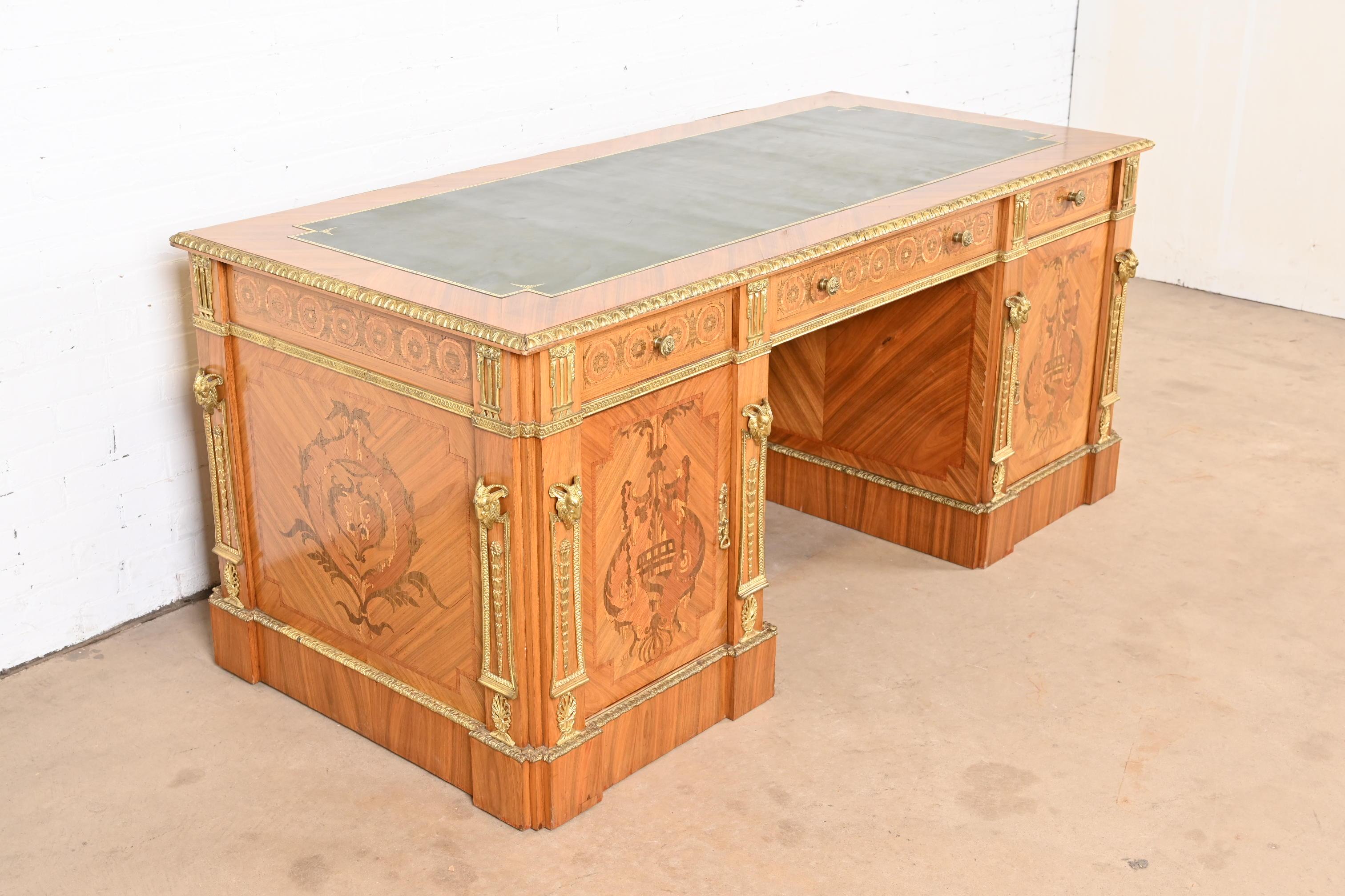 Bronzo Scrivania francese Regency Luigi XVI con intarsio in legno di quercia e piano in pelle ornato di ormolatura in vendita