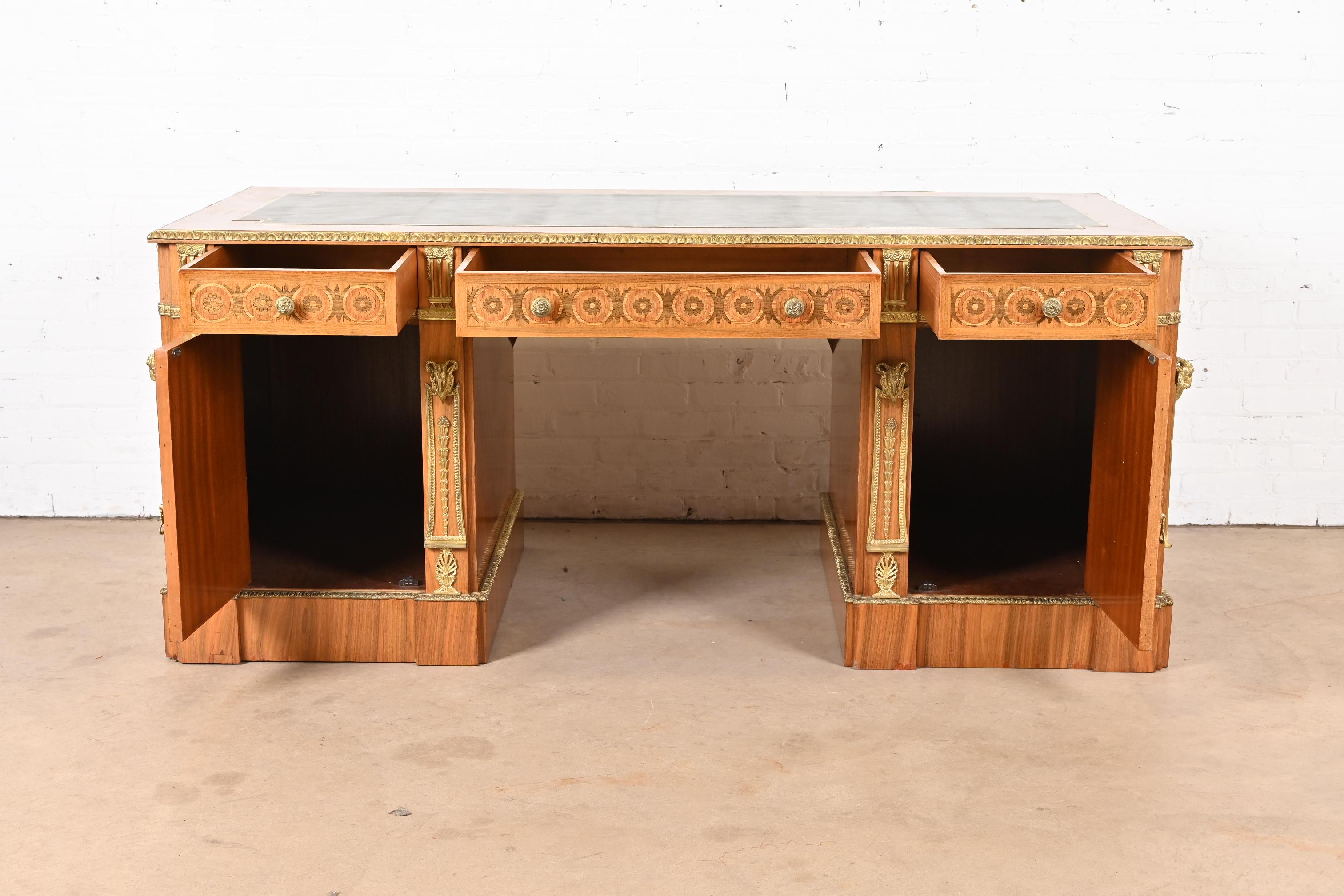 Scrivania francese Regency Luigi XVI con intarsio in legno di quercia e piano in pelle ornato di ormolatura in vendita 1