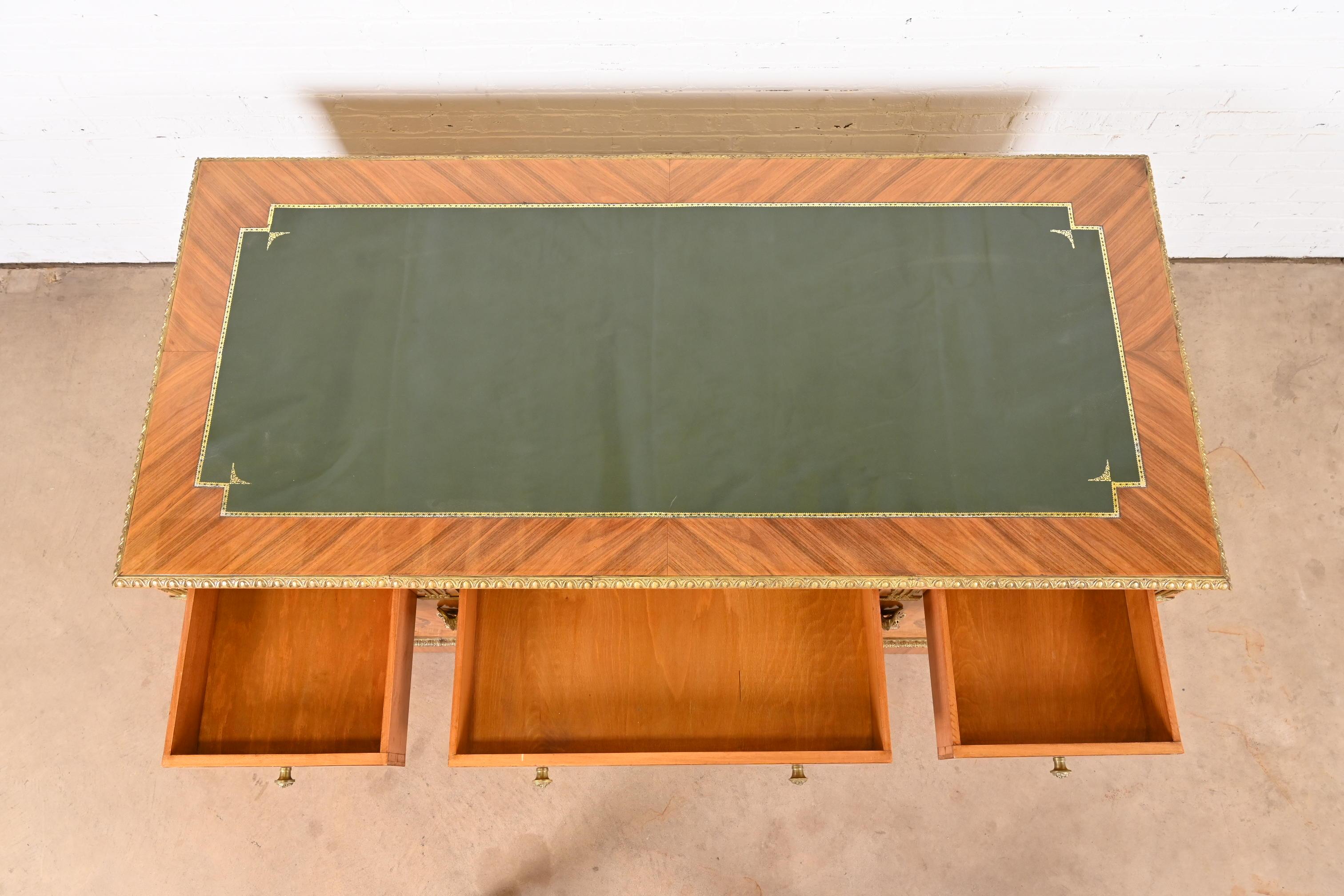 Scrivania francese Regency Luigi XVI con intarsio in legno di quercia e piano in pelle ornato di ormolatura in vendita 2