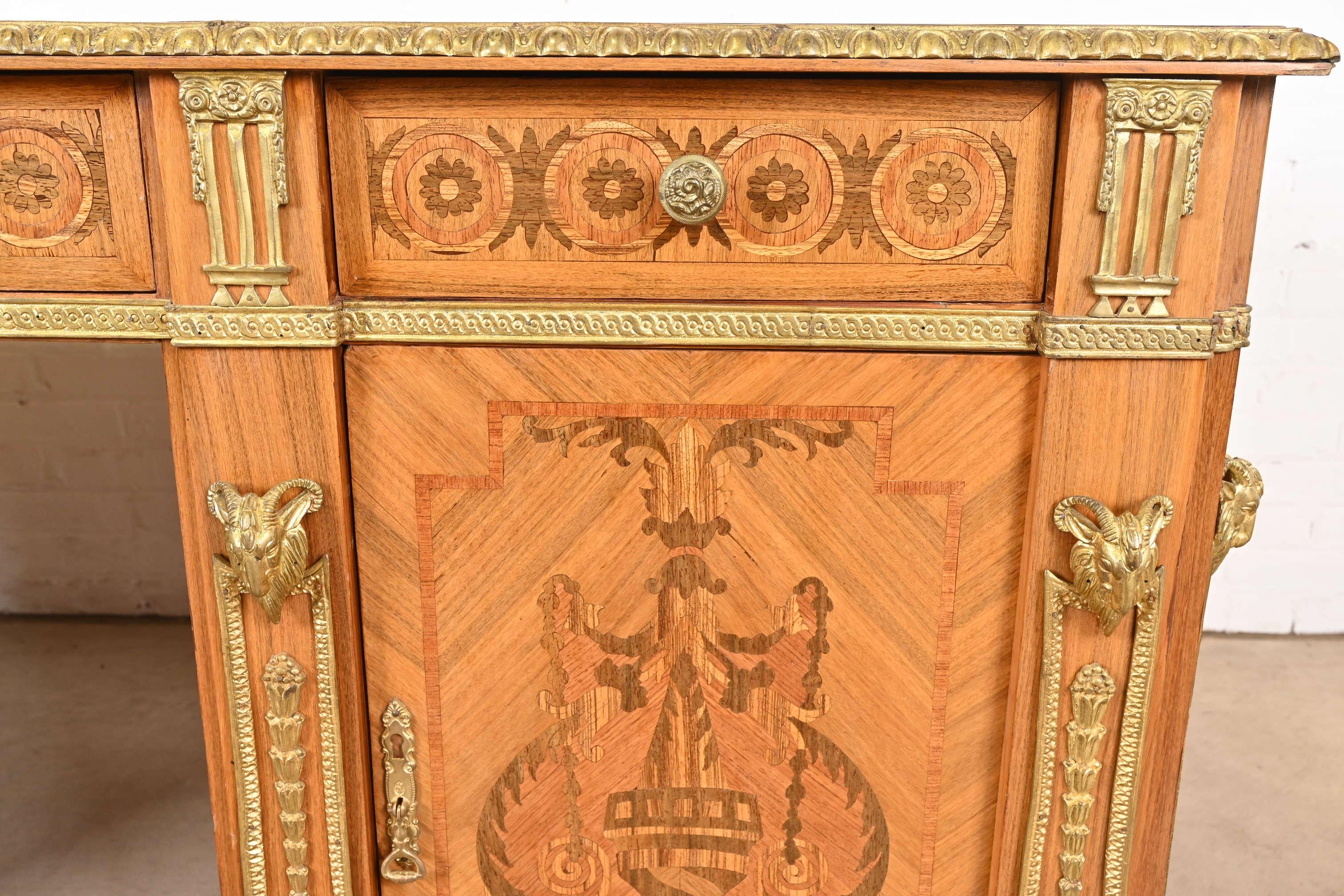 Scrivania francese Regency Luigi XVI con intarsio in legno di quercia e piano in pelle ornato di ormolatura in vendita 3