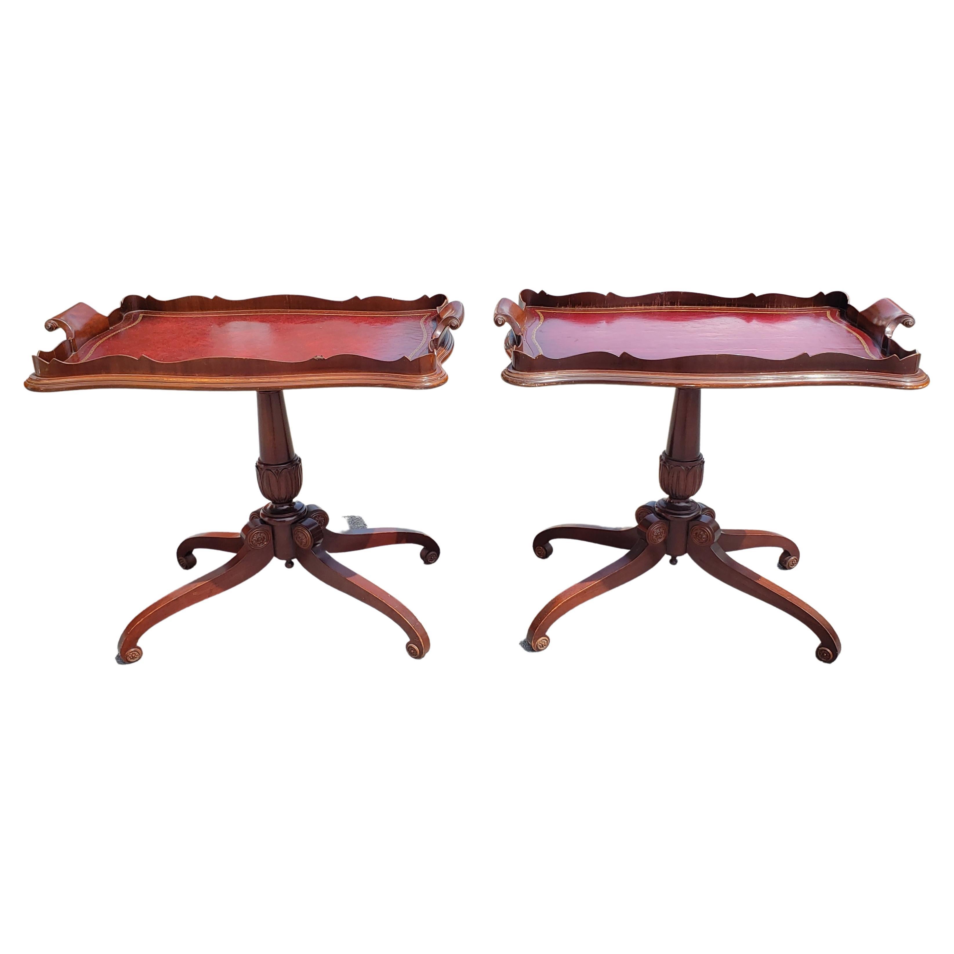 Französisch Regency Mahagoni Quad Feet Pedestal schablonierte Lederplatte Tablett Tisch oder Teetisch in gutem Vintage-Zustand.
Maße: 33,5
