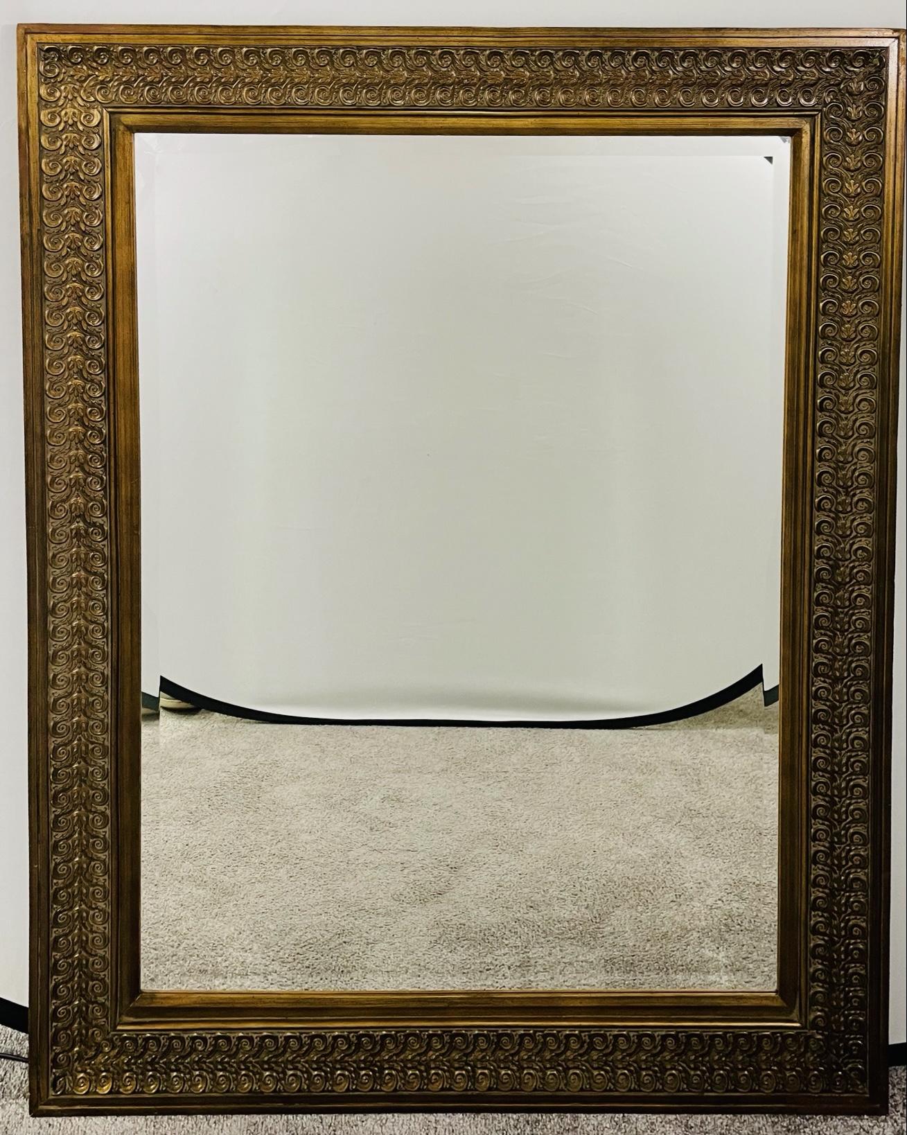 Ein edler und eleganter Wand- oder Kaminsims-Spiegel aus Mahagoni mit abgeschrägtem Glas. Der Spiegelrahmen ist robust und fein von Hand geschnitzt mit Akanthus und Scrolls Muster Design und gekonnt mit einem Hauch von Gold gemalt. Eine schöne