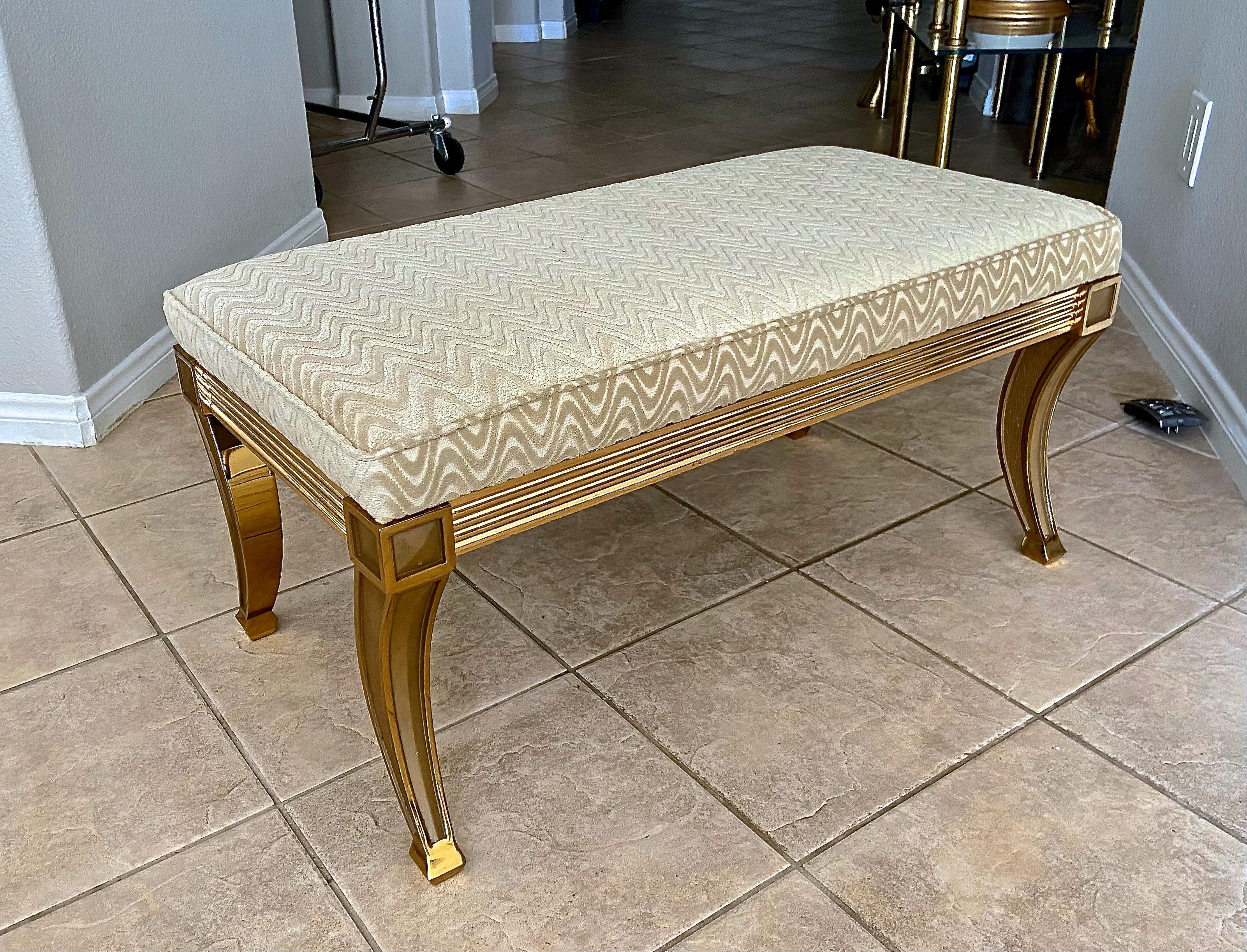 Panchina francese Regency con gambe a sciabola in ottone massiccio in vendita 1