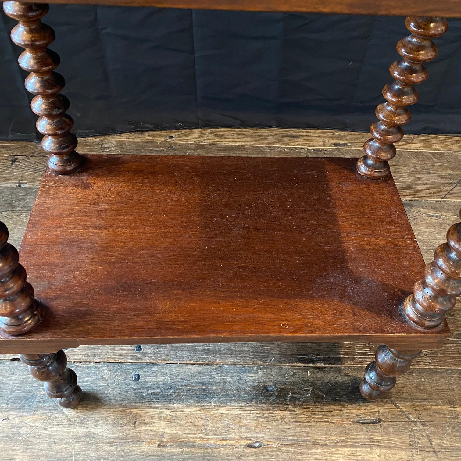 Französischer Regency Beistelltisch oder Nachttisch mit Barley Twist Beinen (19. Jahrhundert) im Angebot